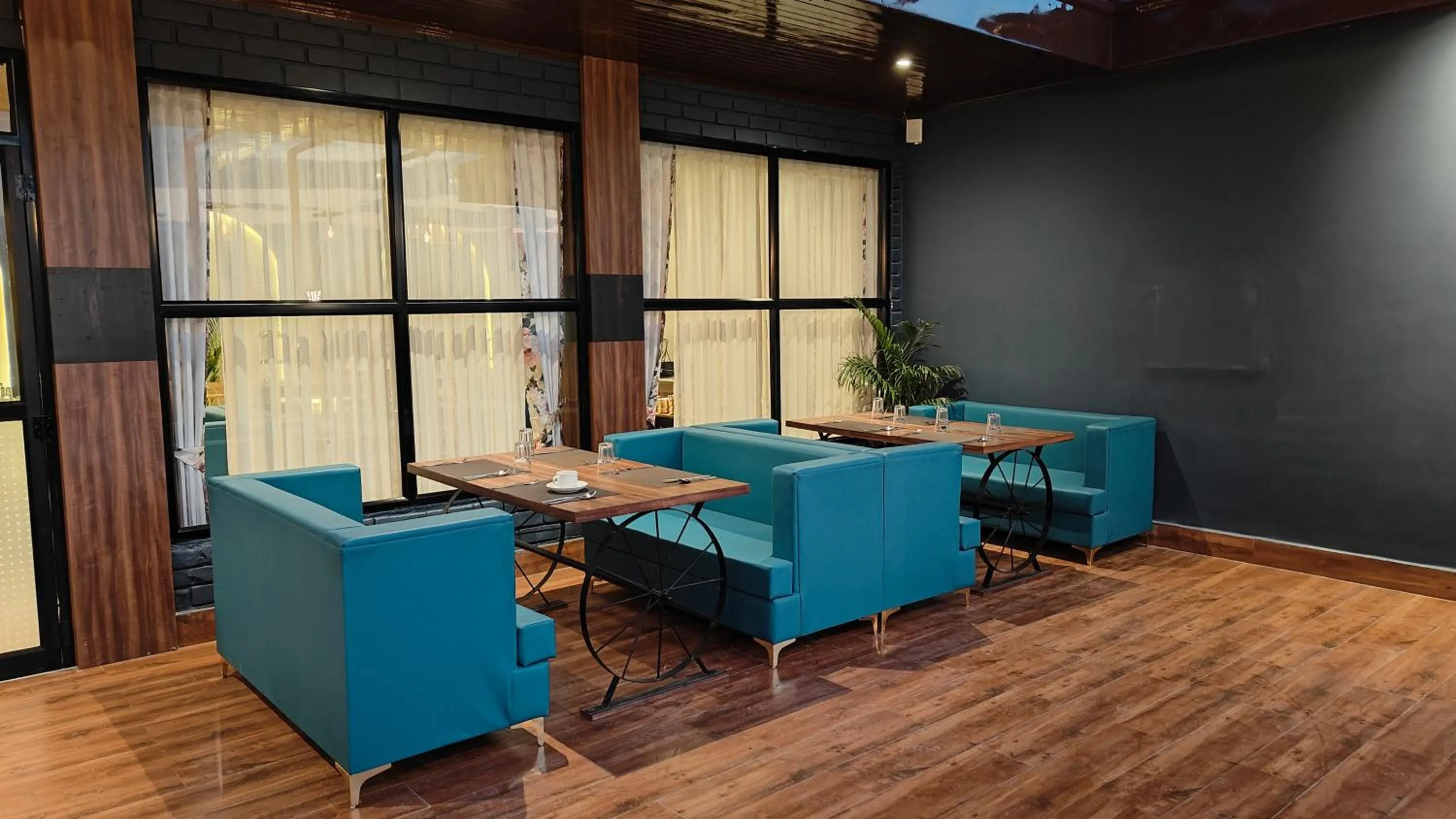 Restaurant/places to eat in Mount Polaris Suites & Spa