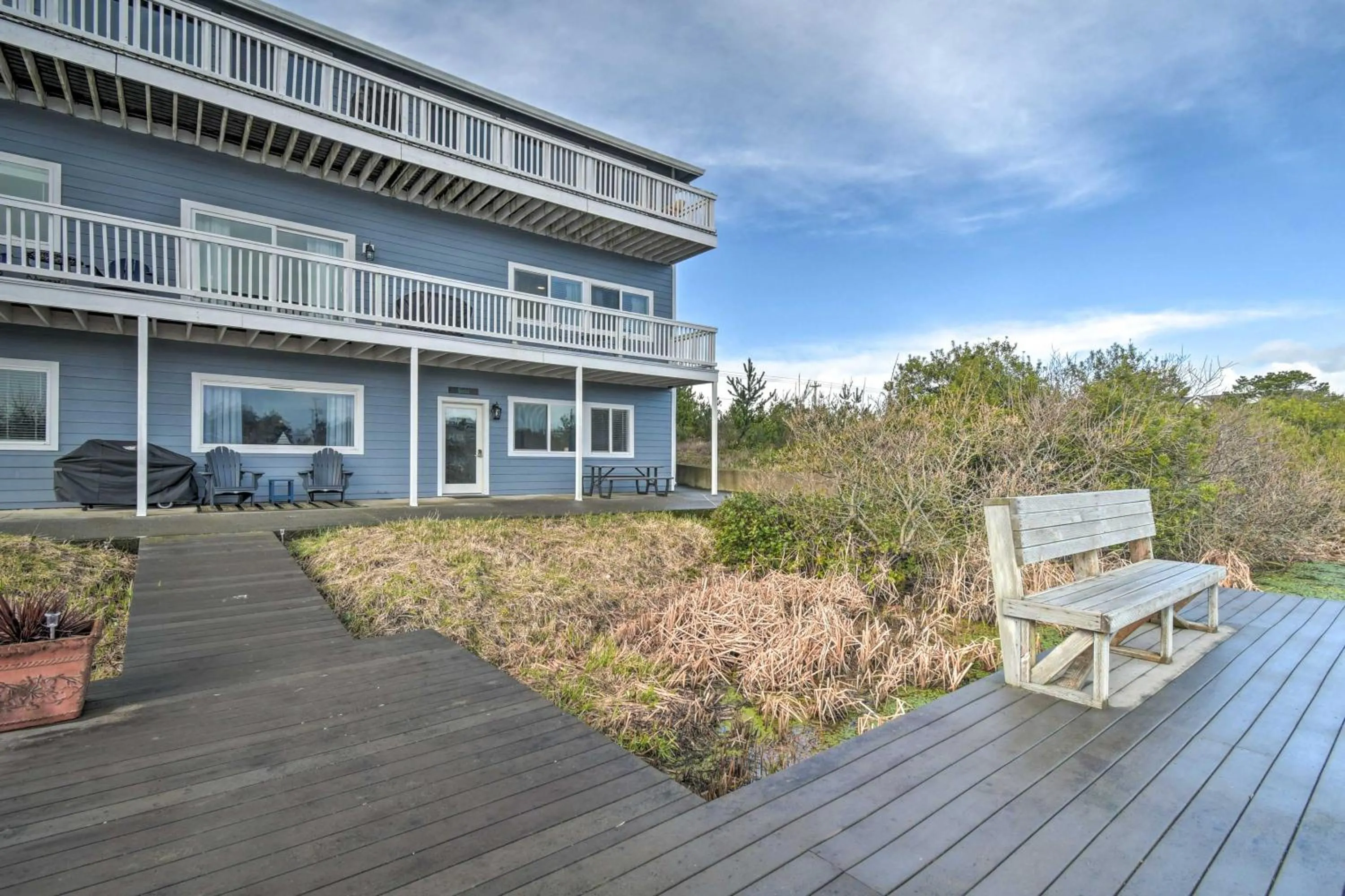 Waterfront Vacation Rental in Ocean Shores