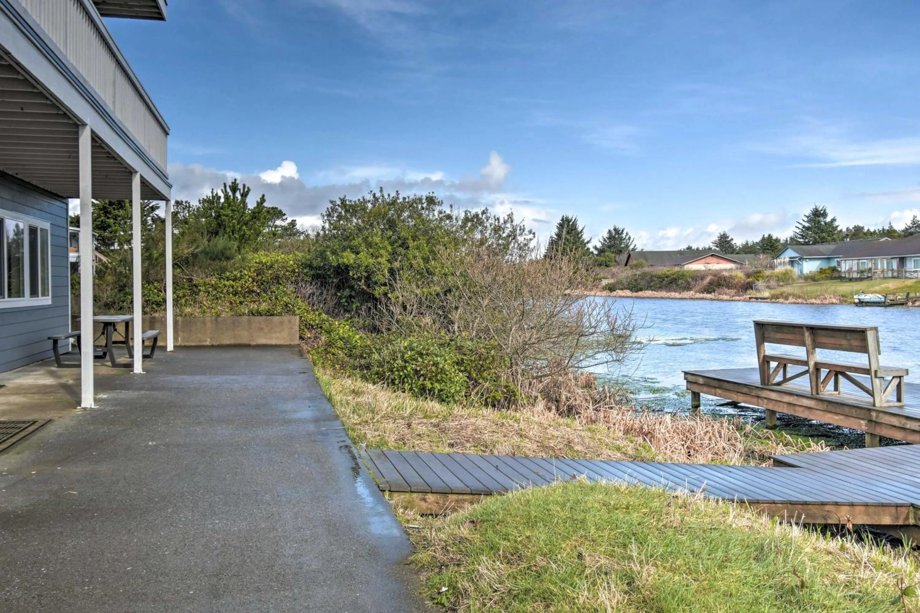 Waterfront Vacation Rental in Ocean Shores