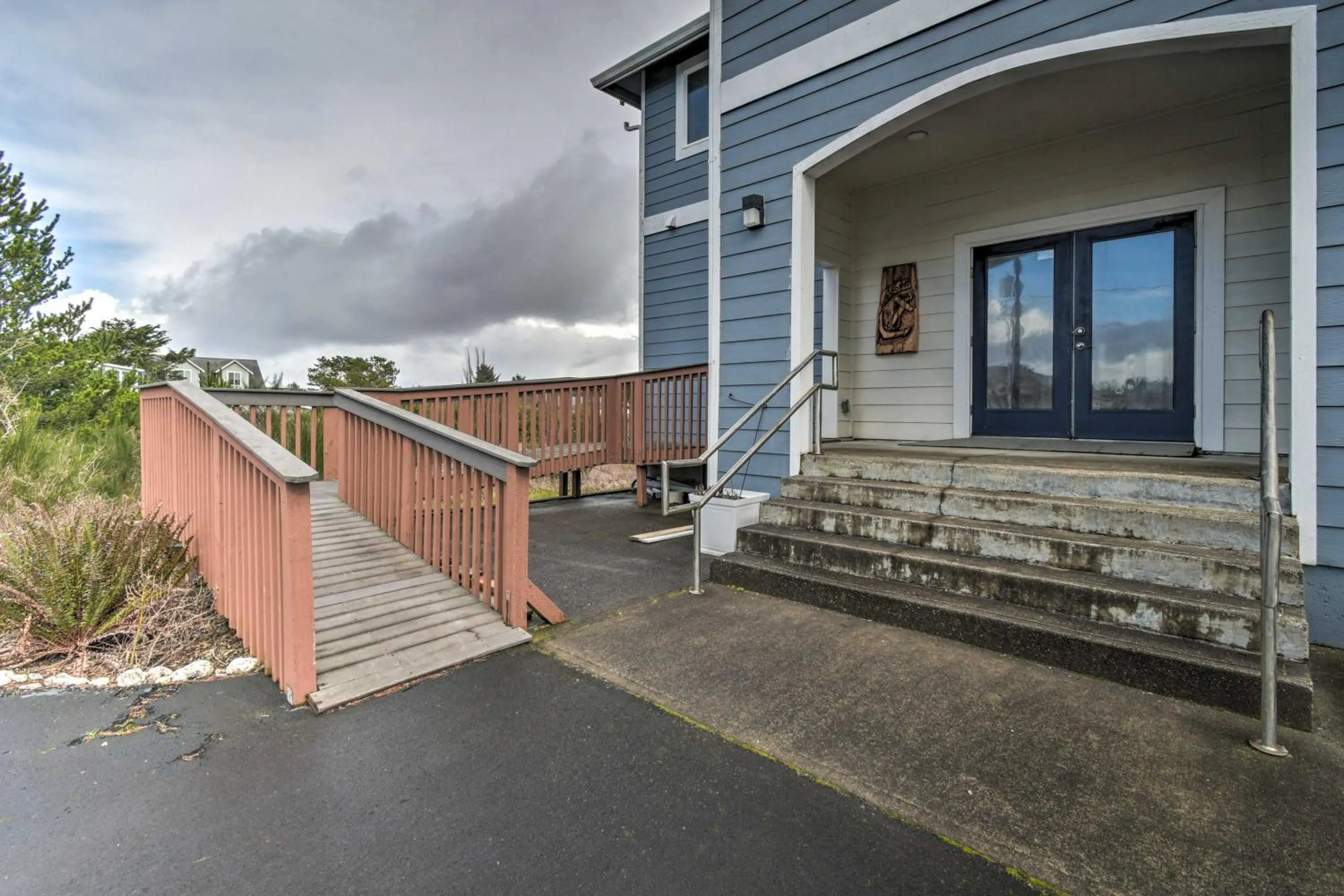 Waterfront Vacation Rental in Ocean Shores