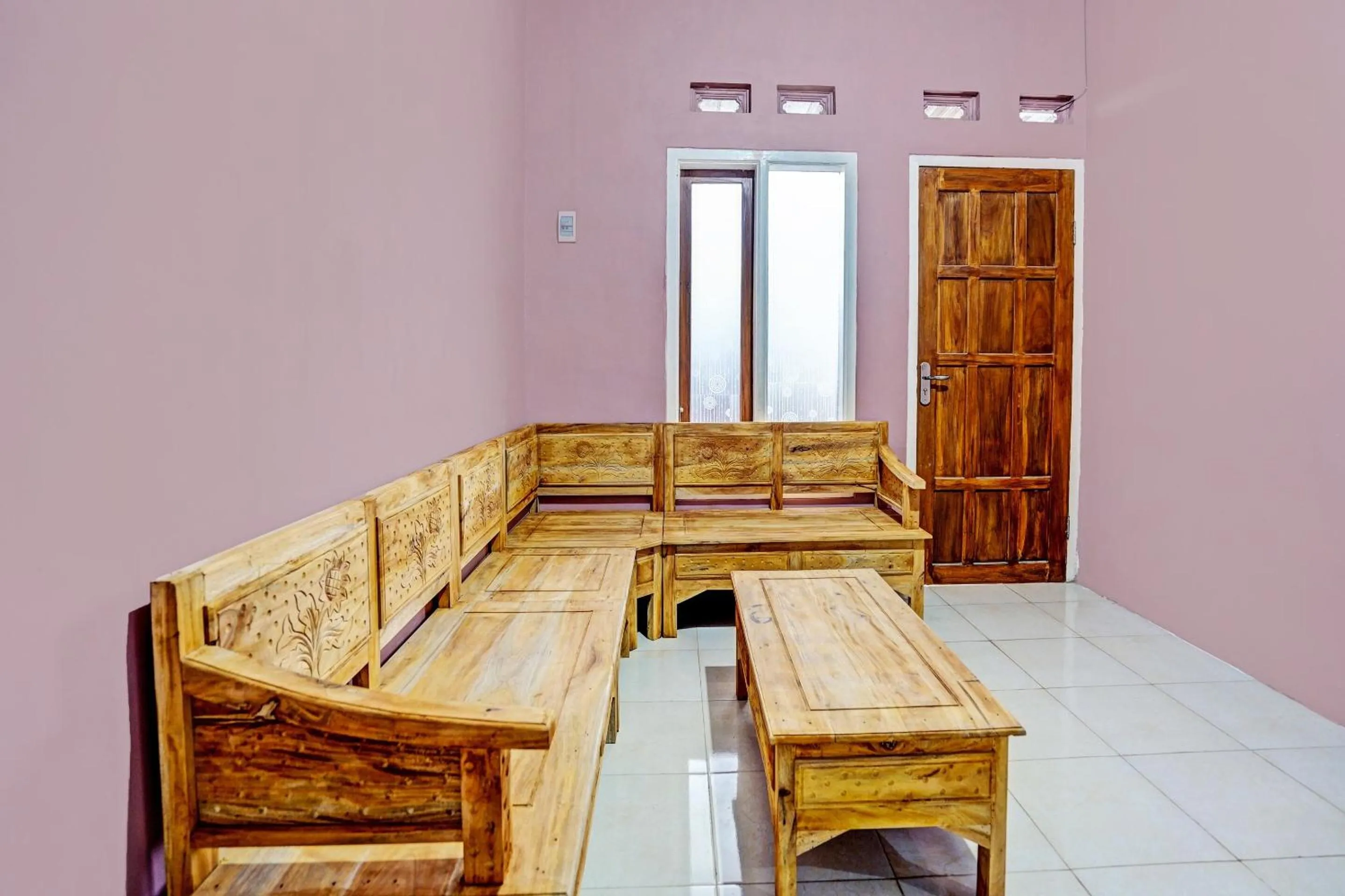Lobby or reception in SPOT ON 92370 Sobat Ijen HomestayNearSungai Prengsengan