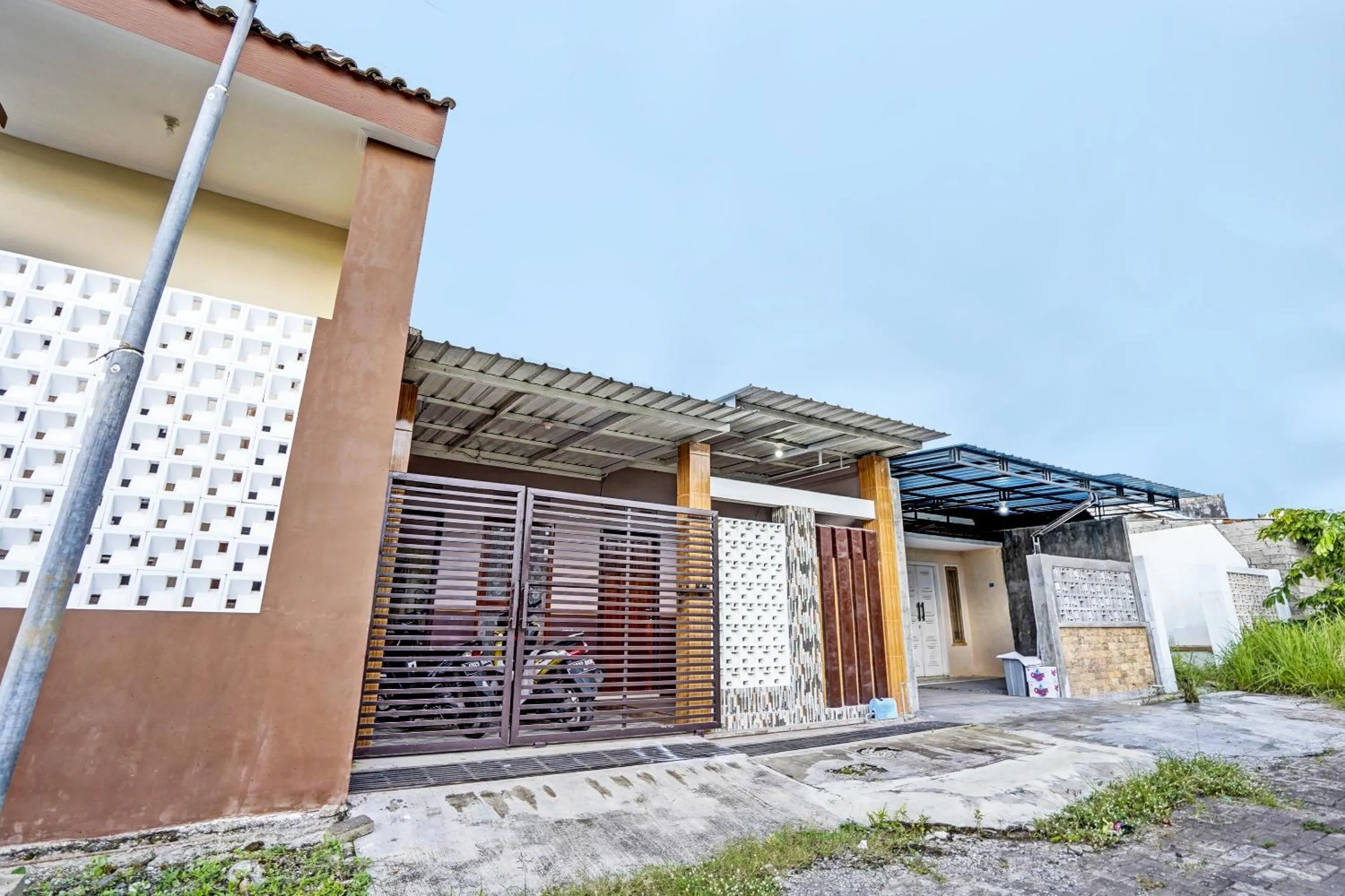 Facade/entrance in SPOT ON 92370 Sobat Ijen HomestayNearSungai Prengsengan