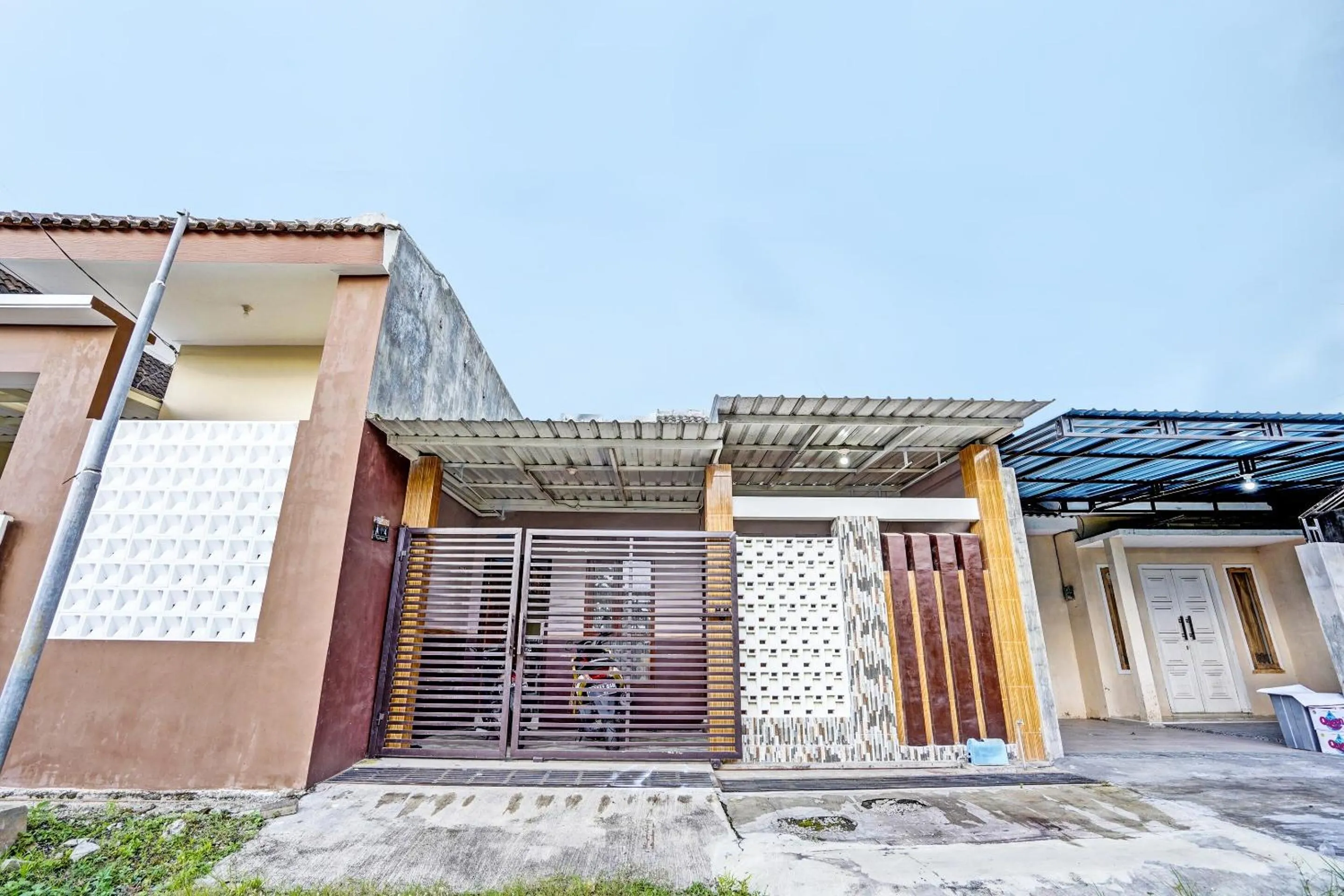 Facade/entrance in SPOT ON 92370 Sobat Ijen HomestayNearSungai Prengsengan