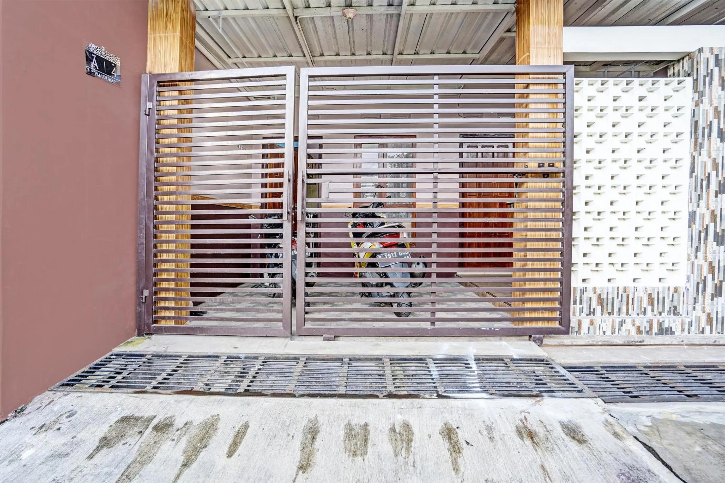 Facade/entrance in SPOT ON 92370 Sobat Ijen HomestayNearSungai Prengsengan