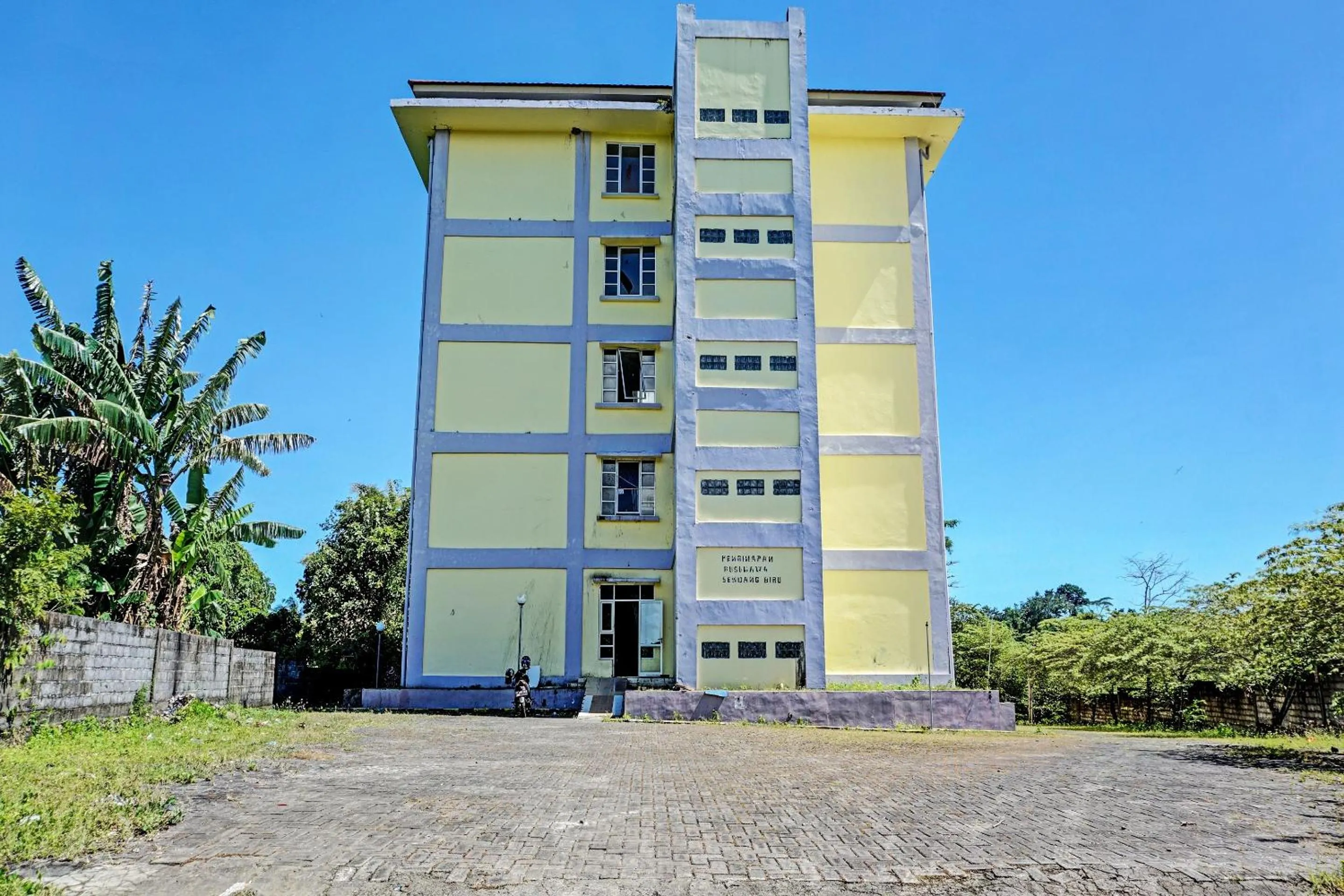 Facade/entrance in SPOT ON 92374 Penginapan Rusunawa