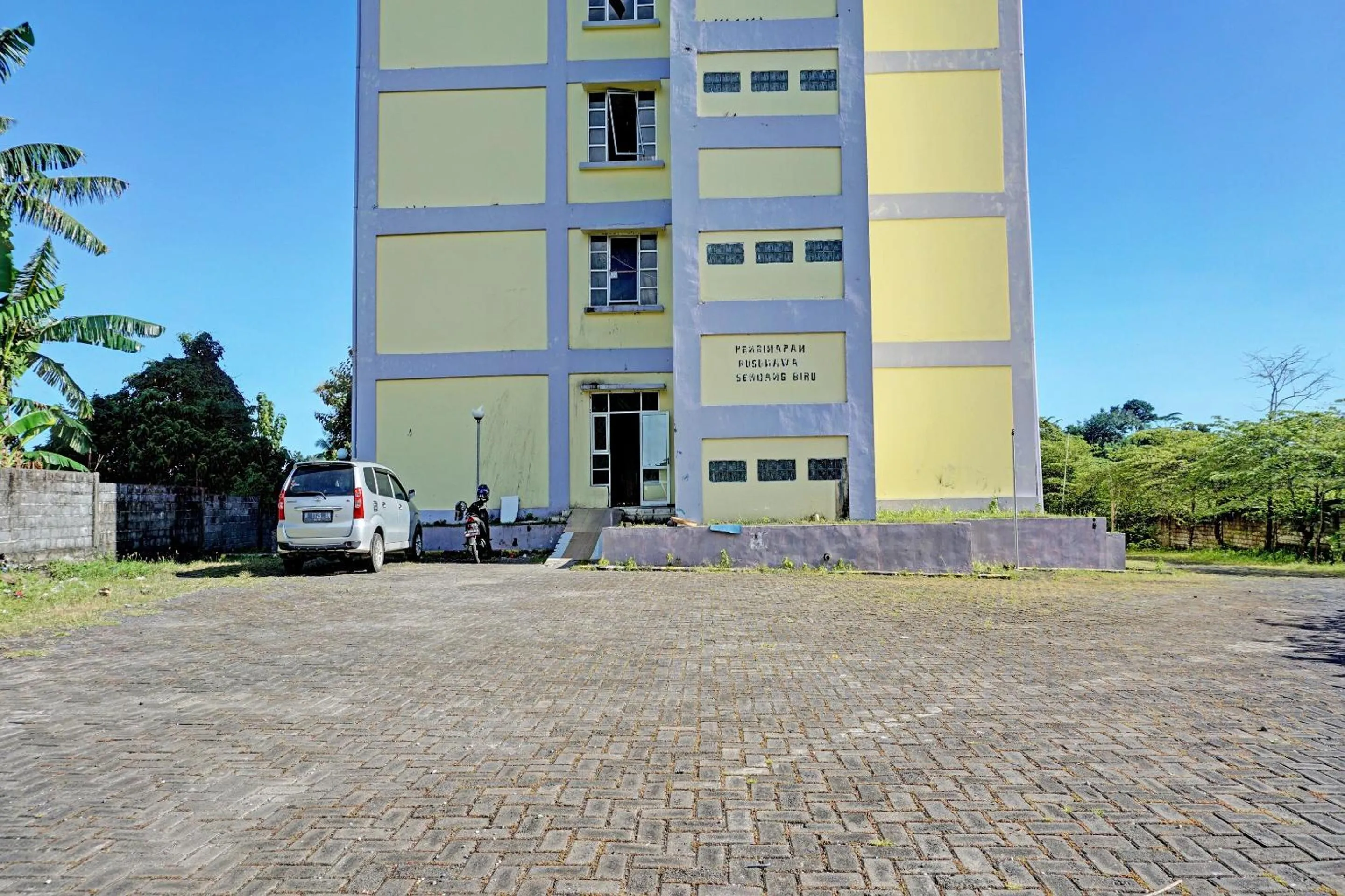 Facade/entrance in SPOT ON 92374 Penginapan Rusunawa