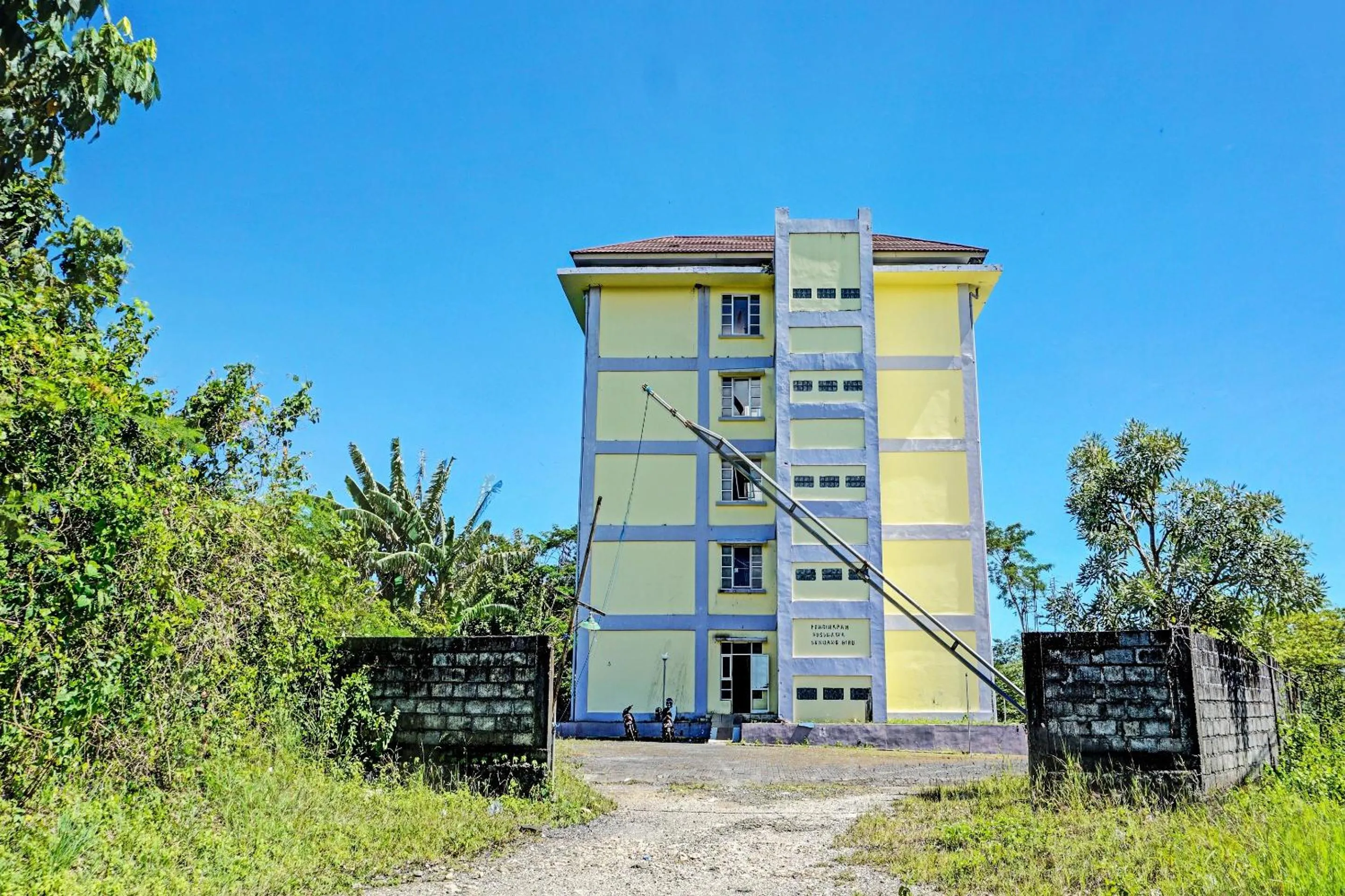 Facade/entrance in SPOT ON 92374 Penginapan Rusunawa