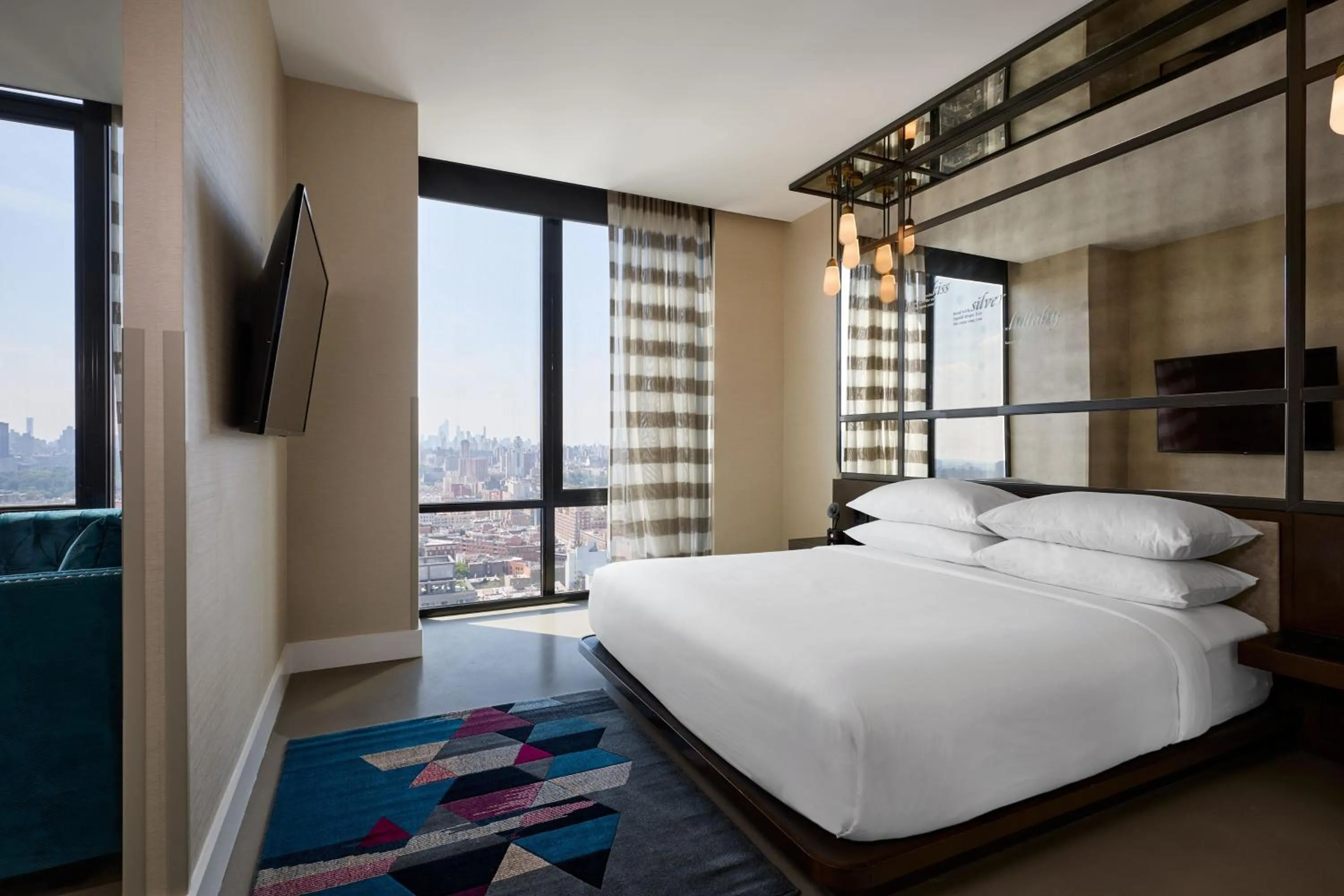 Photo of the whole room, Bed in Renaissance New York Harlem Hotel