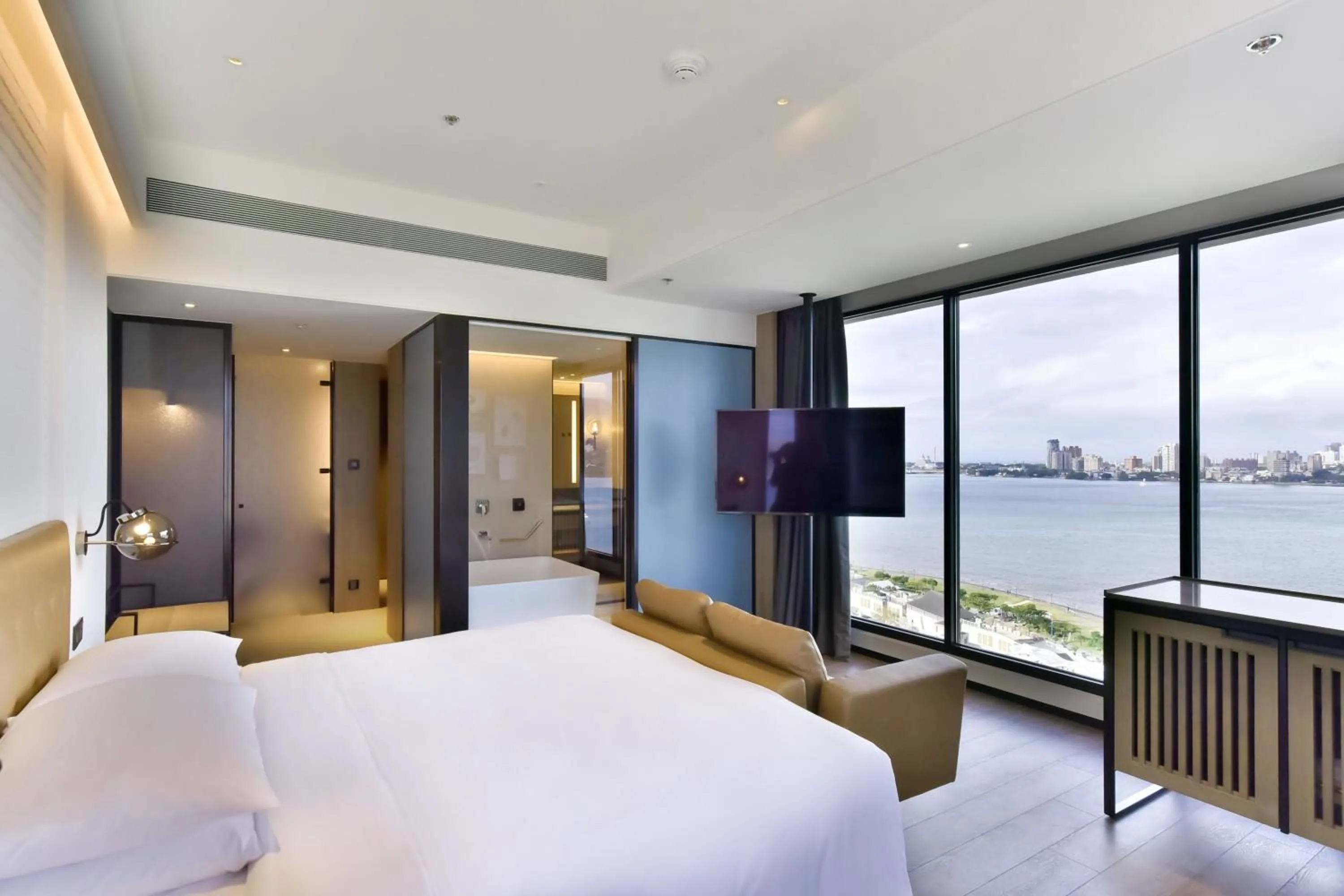 Photo of the whole room, Bed in Four Points by Sheraton Taipei Bali