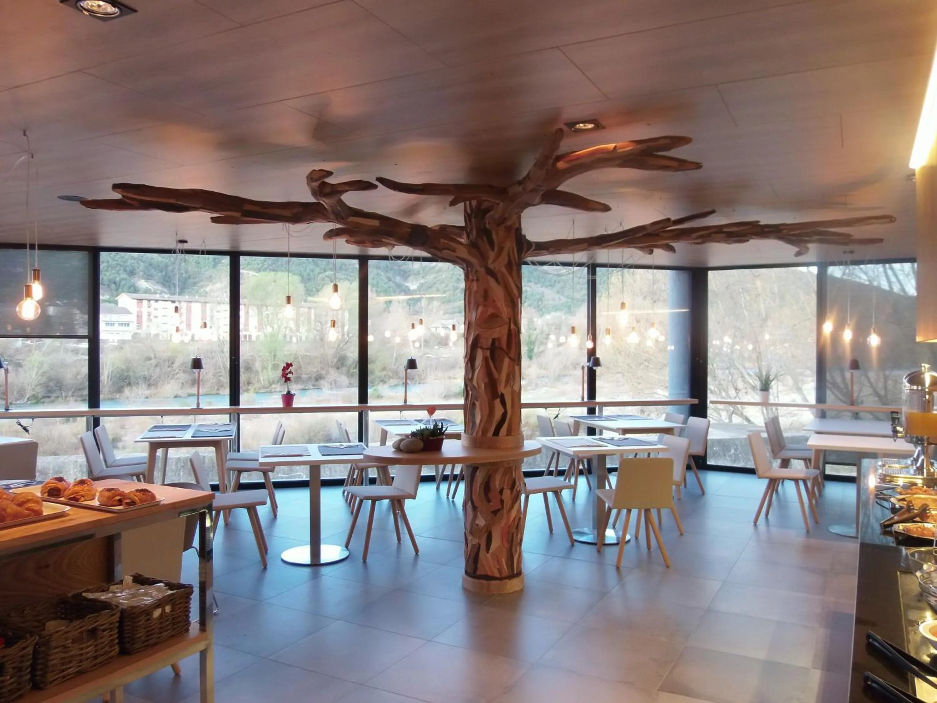 Restaurant/places to eat in Hotel Sanchez