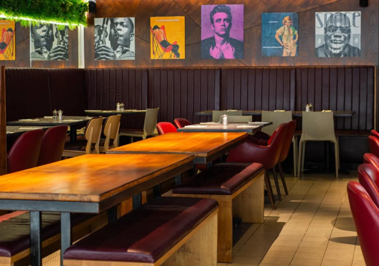 Restaurant/places to eat in Zedwell Underground Hotel Tottenham Court Rd