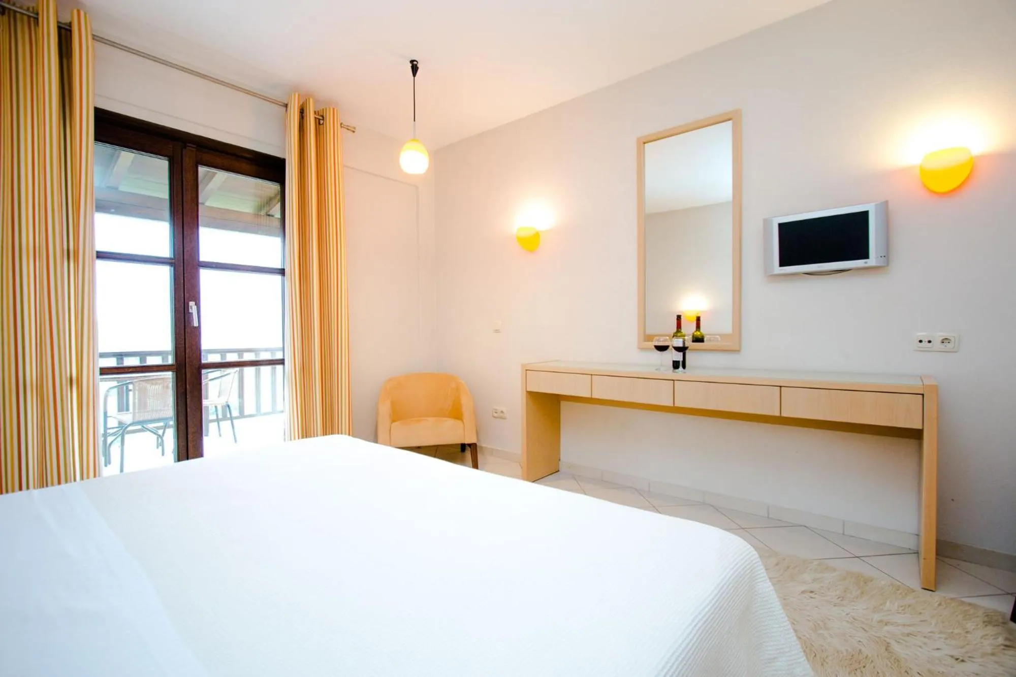 Balcony/Terrace, Bed in Meteora Hotel at Kastraki