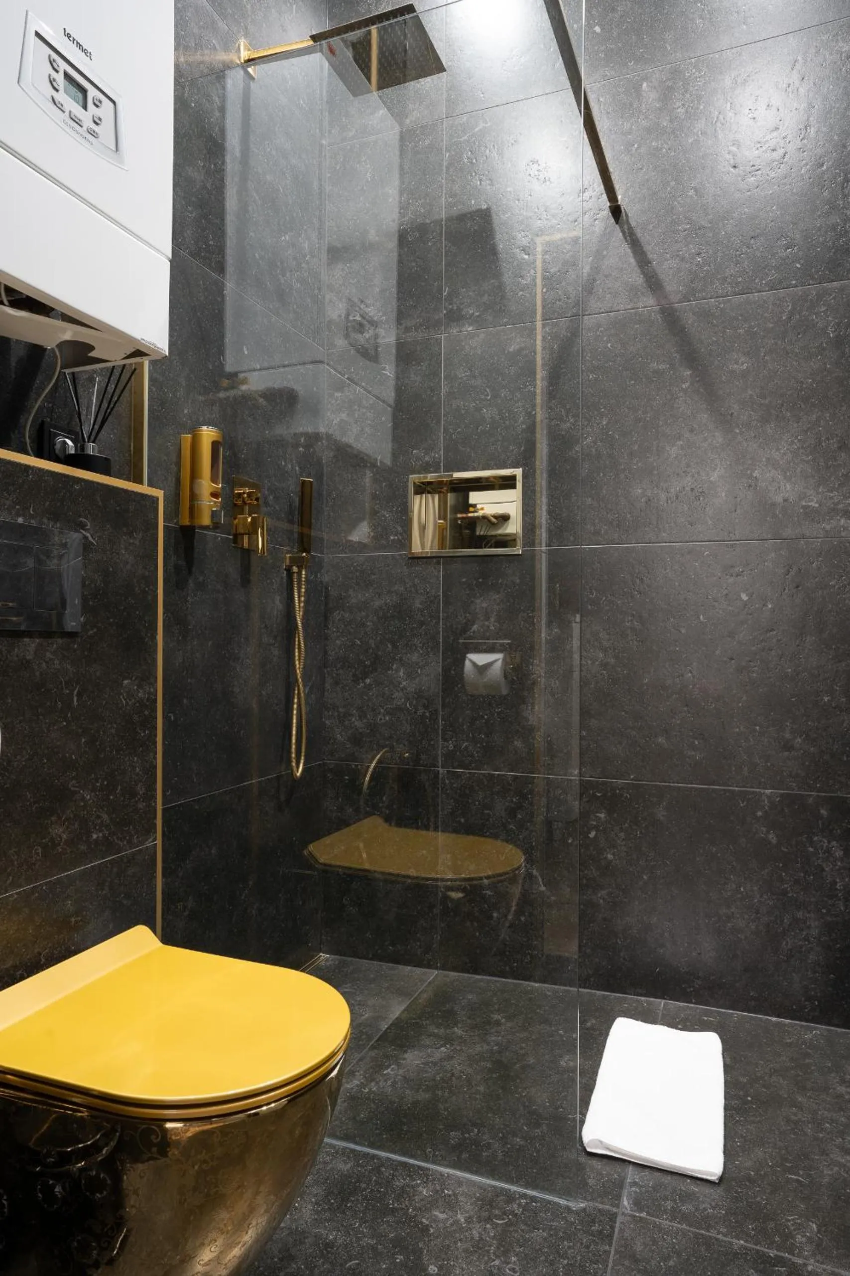 Shower in Apartament z Jacuzzi Kraków SHINE Starowiślna