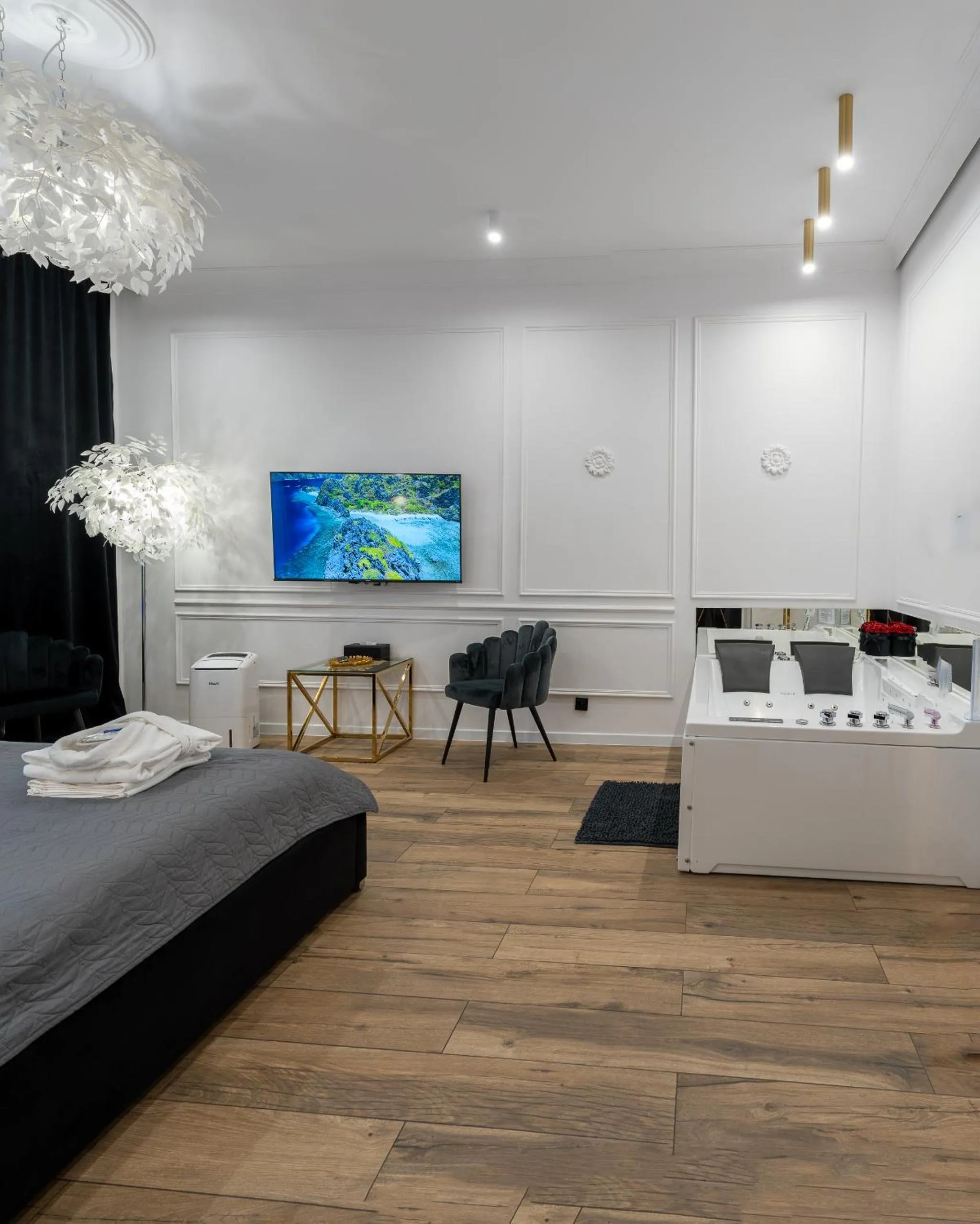 TV and multimedia, Bed in Apartament z Jacuzzi Kraków SHINE Starowiślna