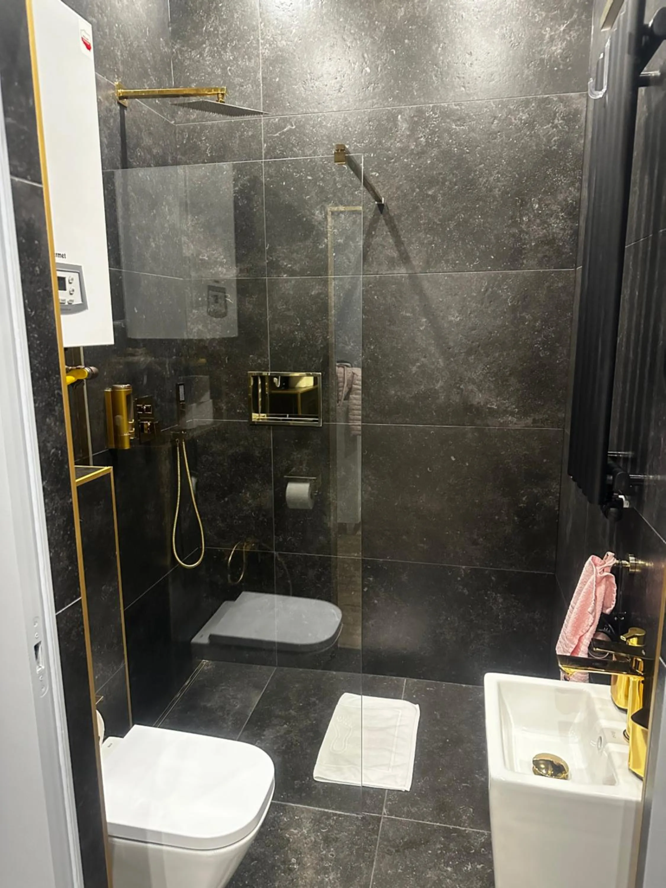 Shower in Apartament z Jacuzzi Kraków SHINE Starowiślna