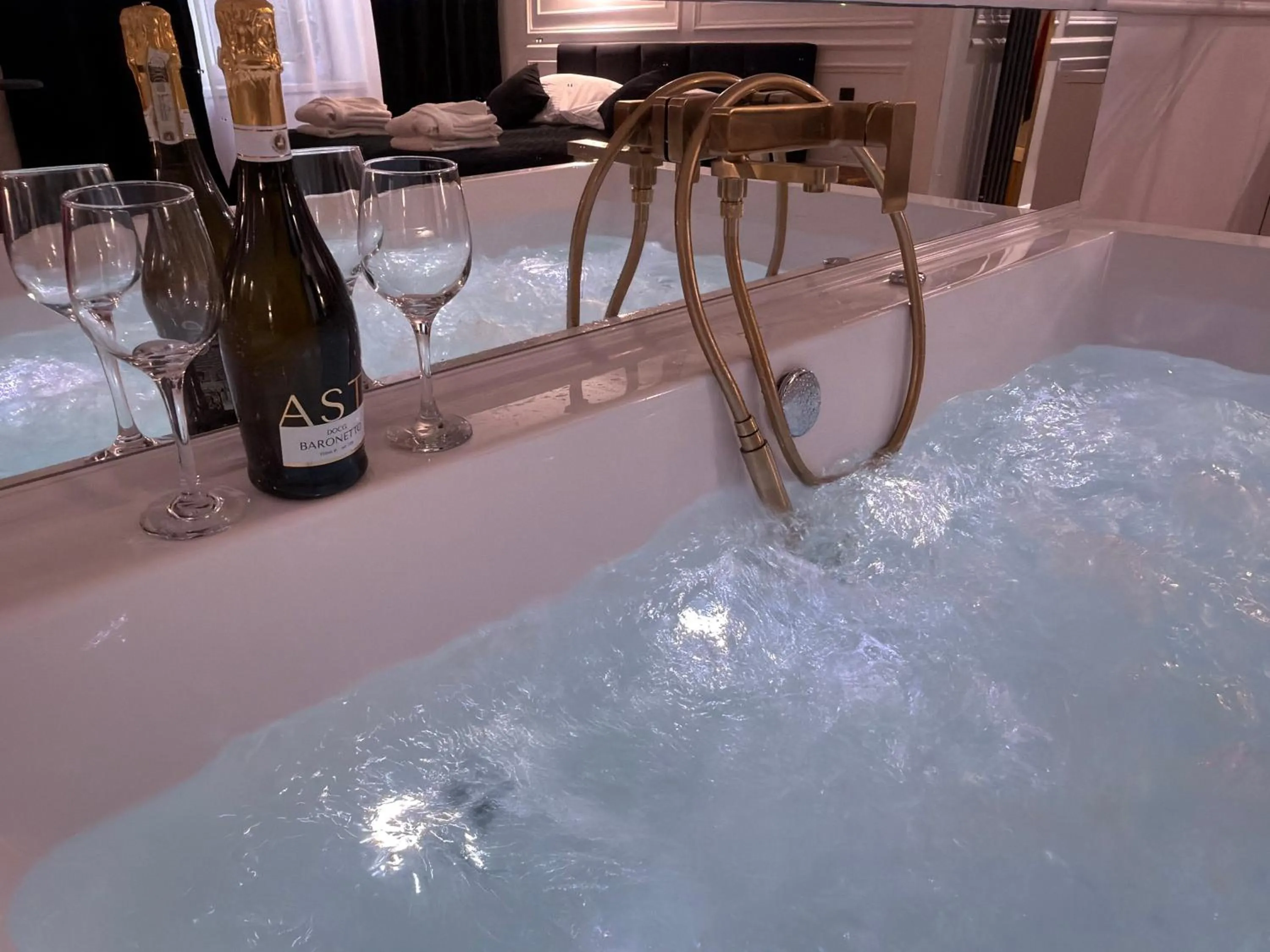 Hot Tub in Apartament z Jacuzzi Kraków SHINE Starowiślna