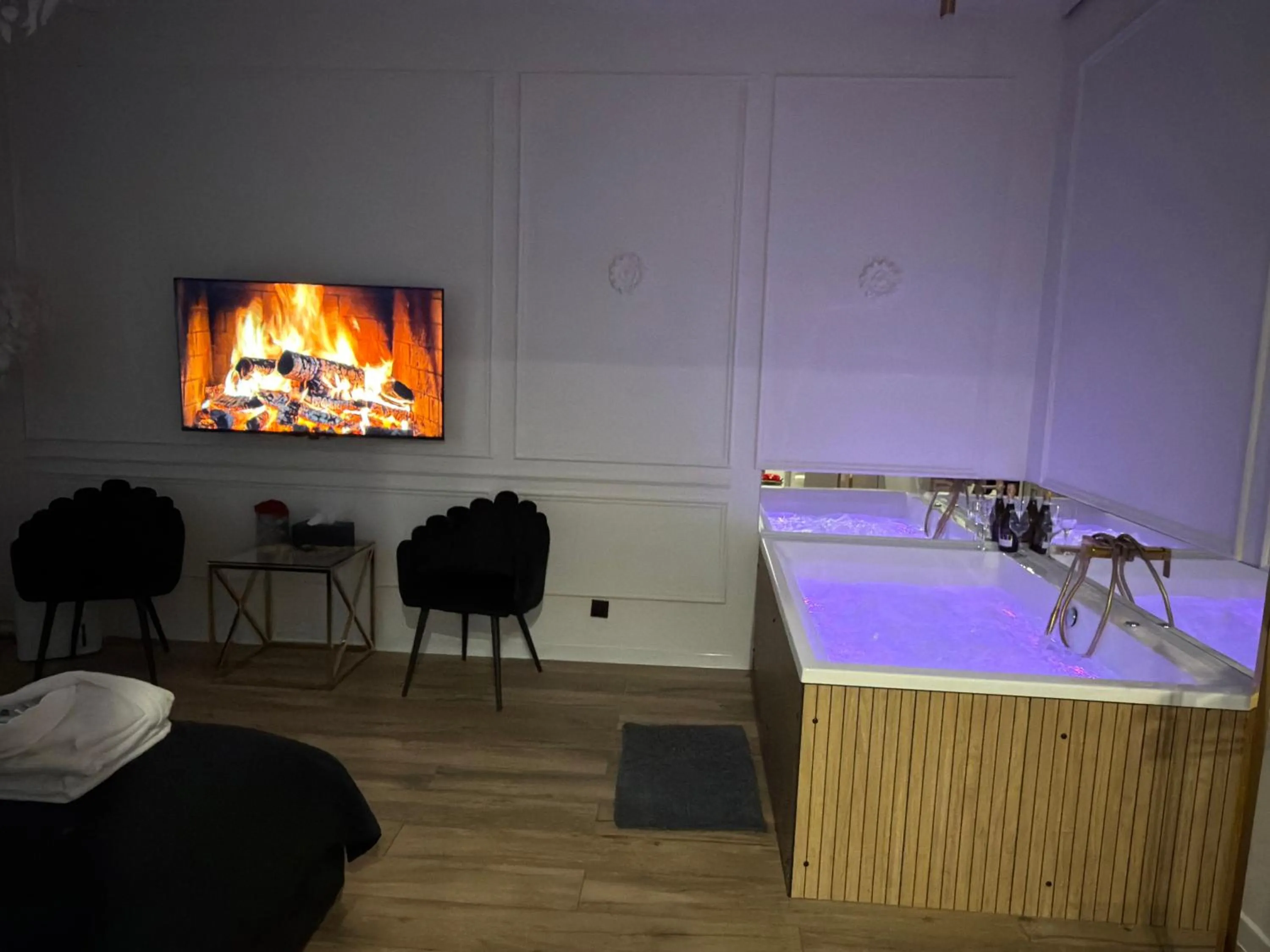 Hot Tub in Apartament z Jacuzzi Kraków SHINE Starowiślna