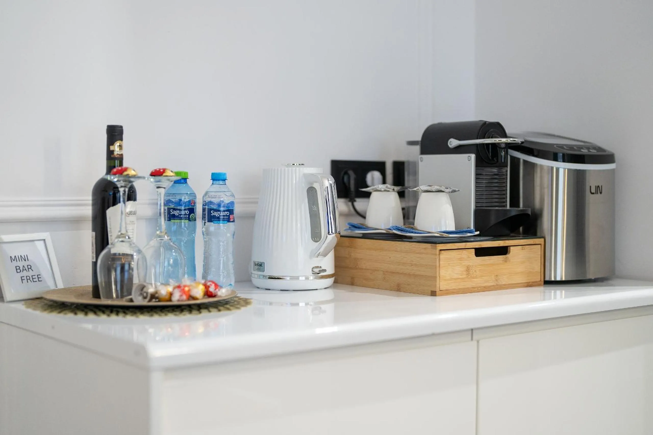 Coffee/tea facilities in Apartament z Jacuzzi Kraków SHINE Starowiślna