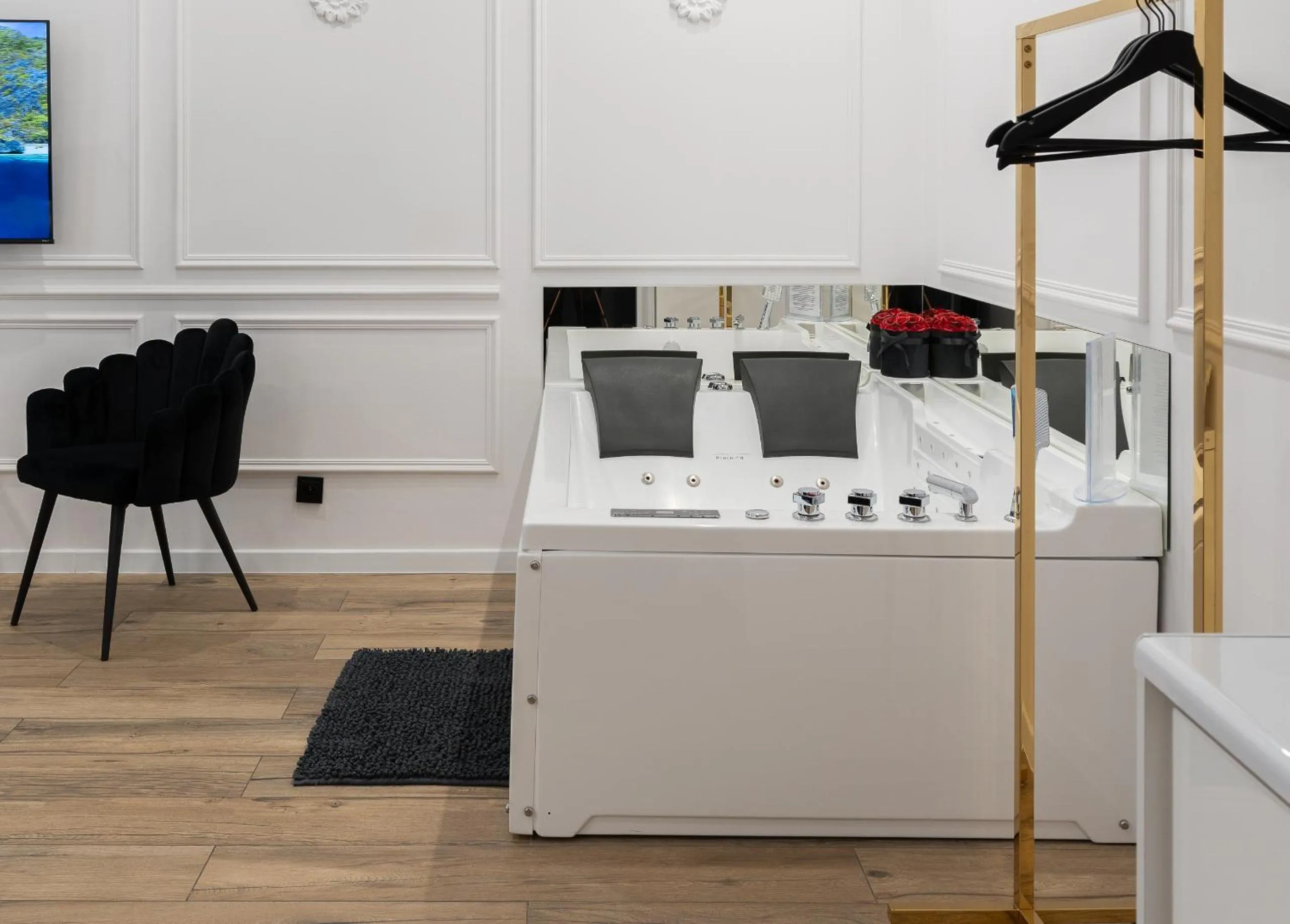 Hot Tub in Apartament z Jacuzzi Kraków SHINE Starowiślna