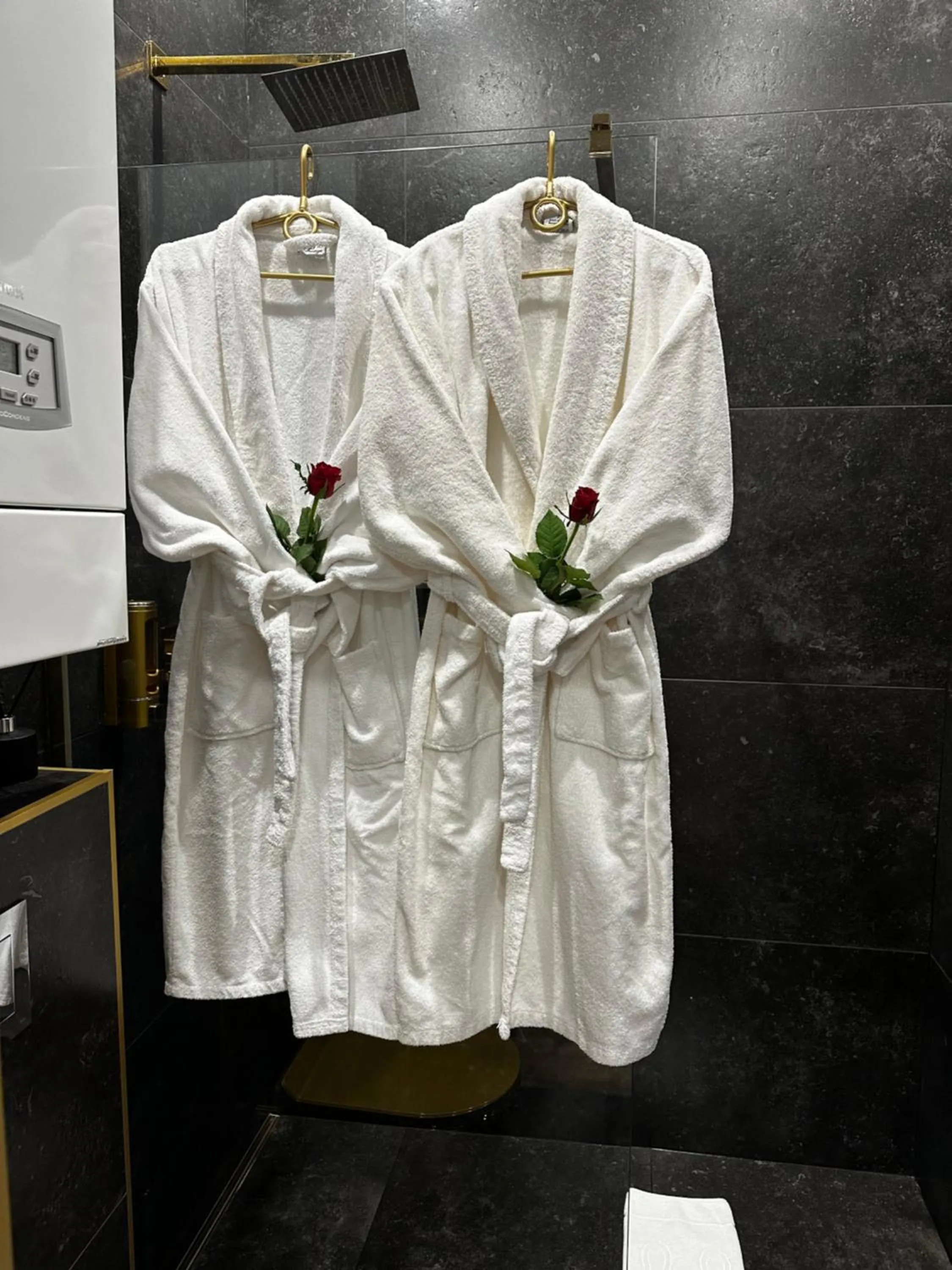 towels in Apartament z Jacuzzi Kraków SHINE Starowiślna