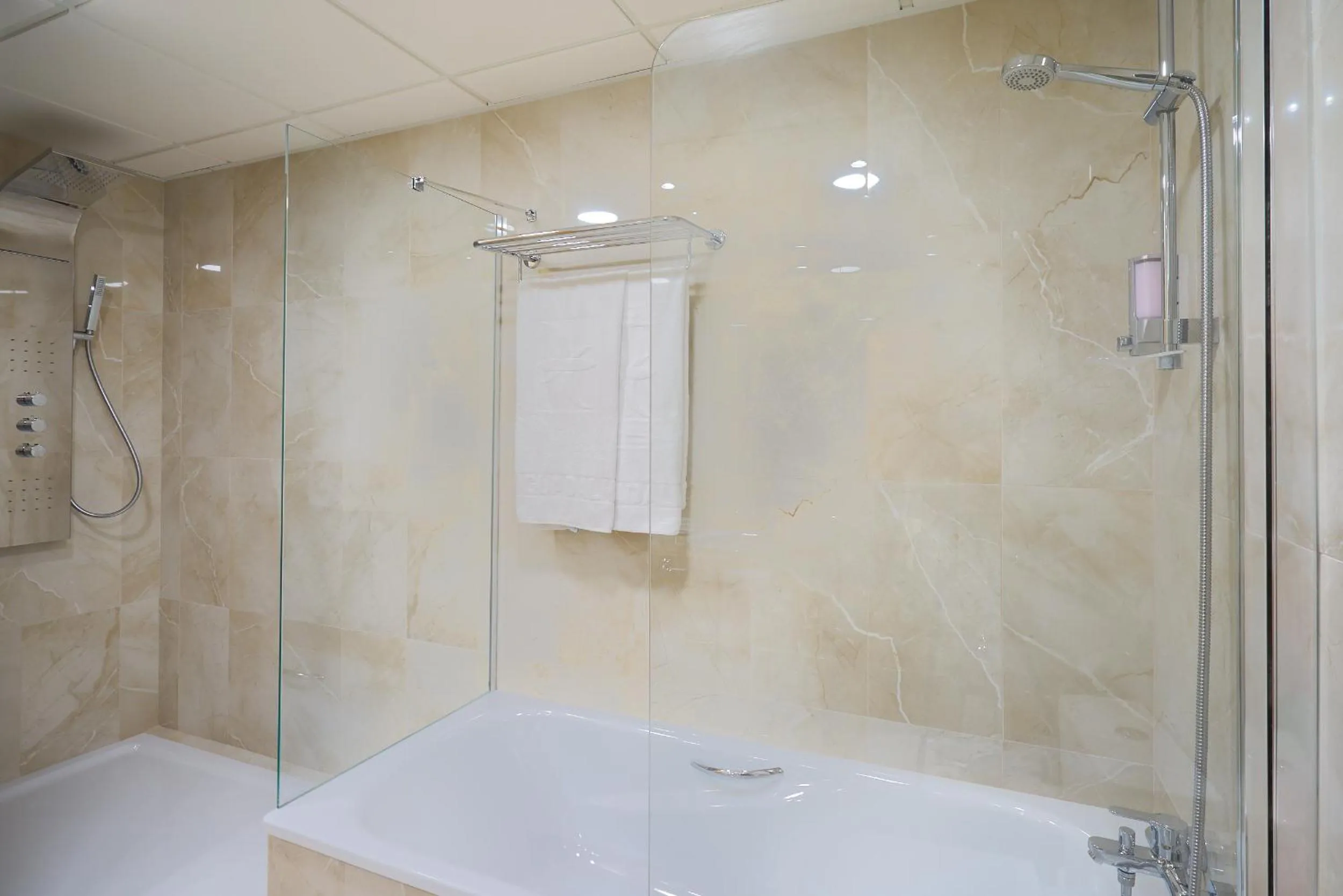 Shower in Hotel Guadalmedina