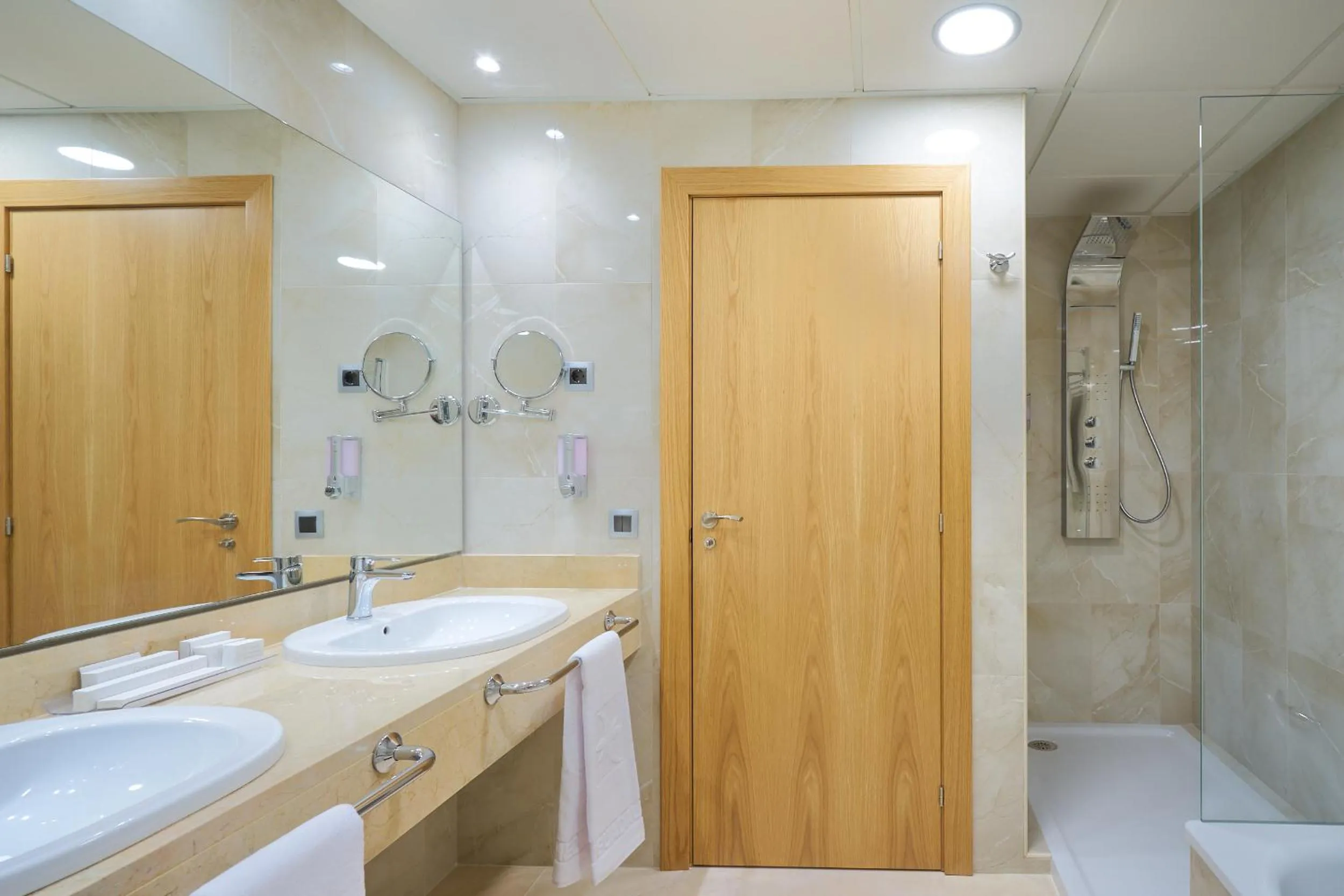 Shower in Hotel Guadalmedina