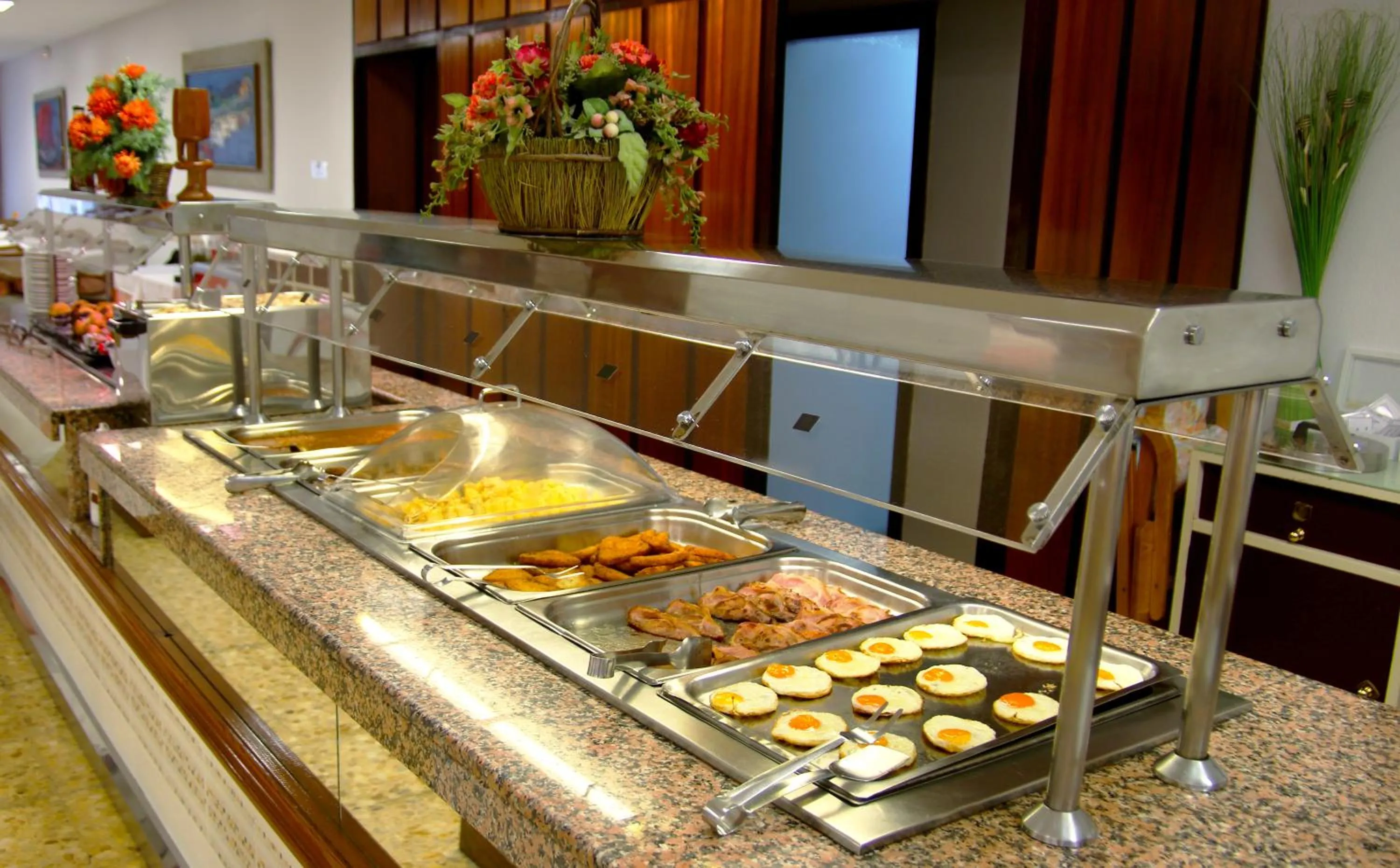 Restaurant/places to eat in Hotel Tropical