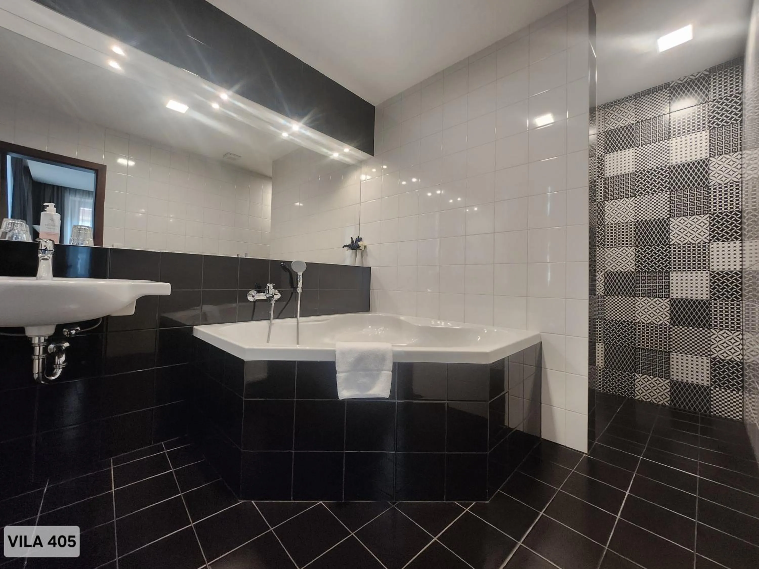Bath in City Hotel Morris