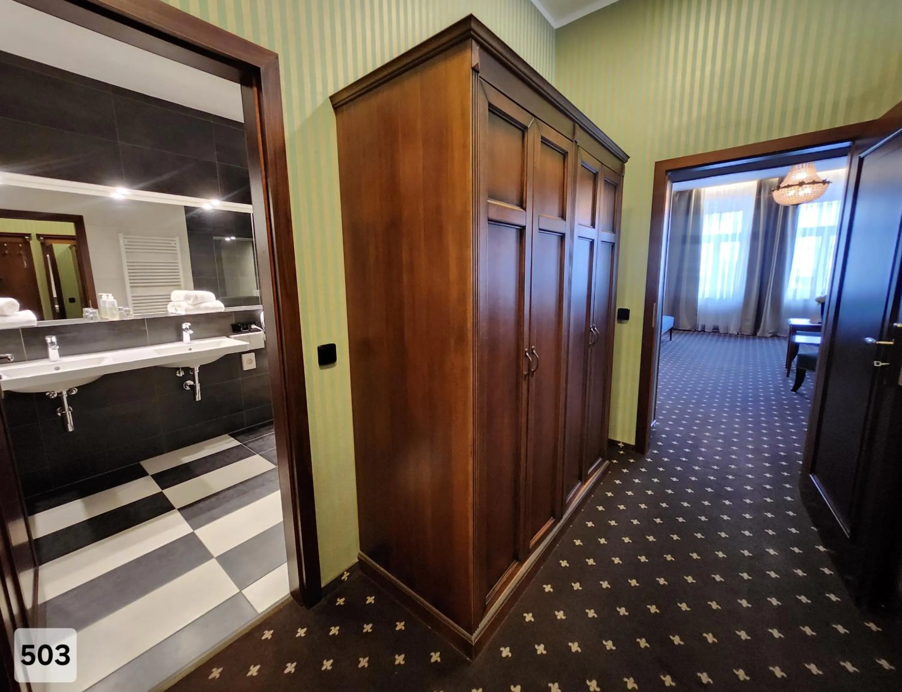 Bathroom in City Hotel Morris