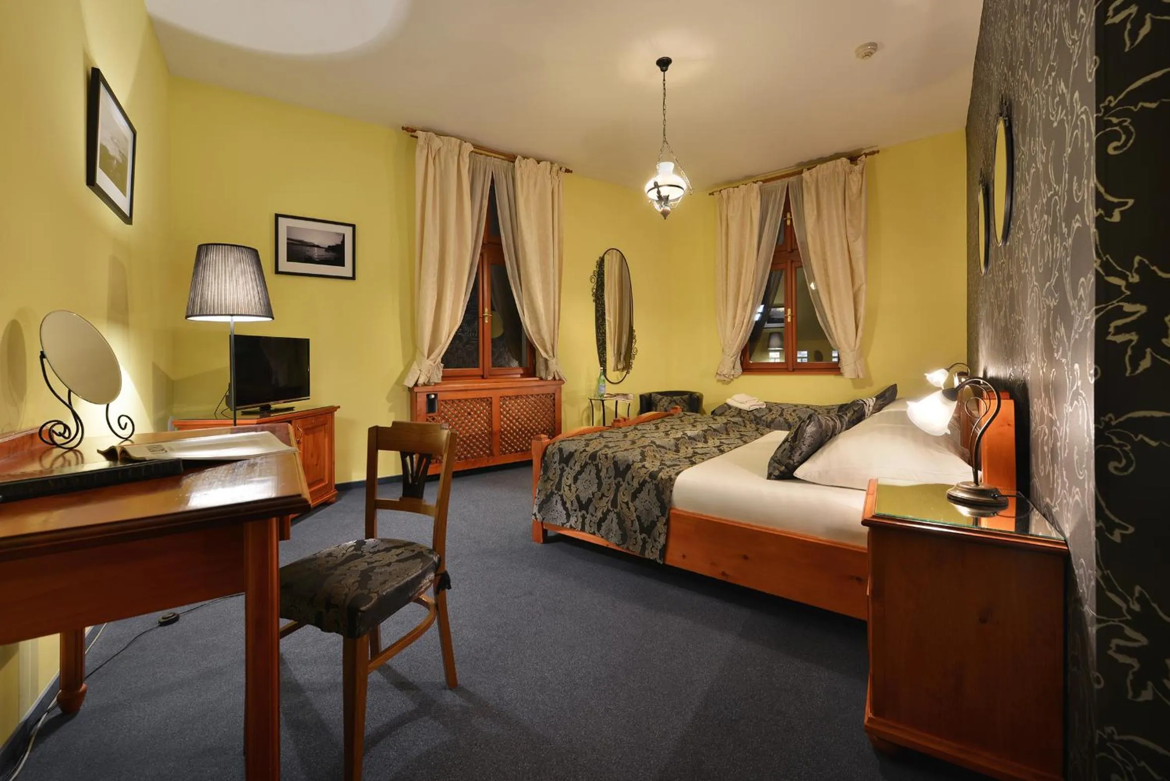 Photo of the whole room, Bed in City Hotel Morris