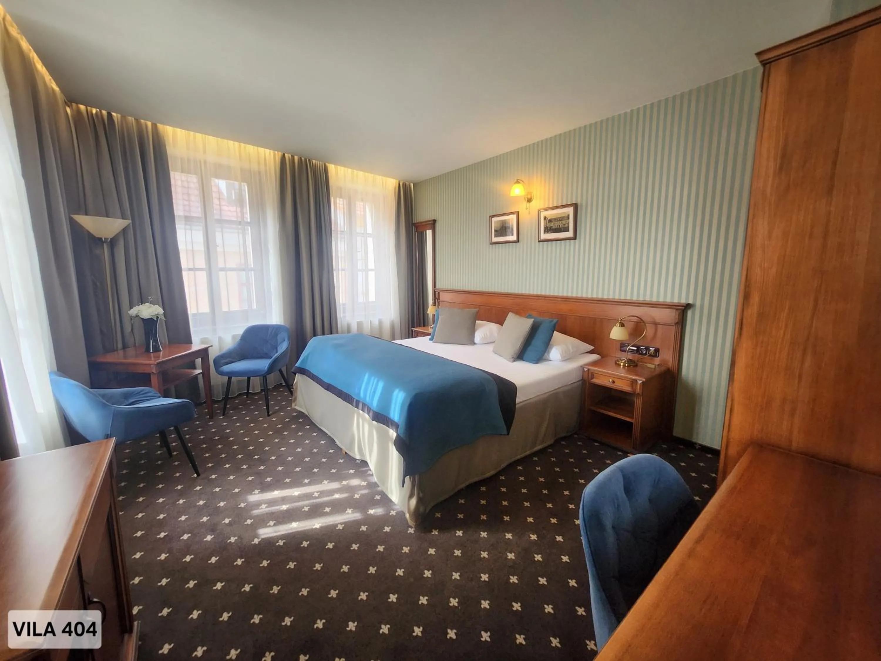 Seating area, Bed in City Hotel Morris