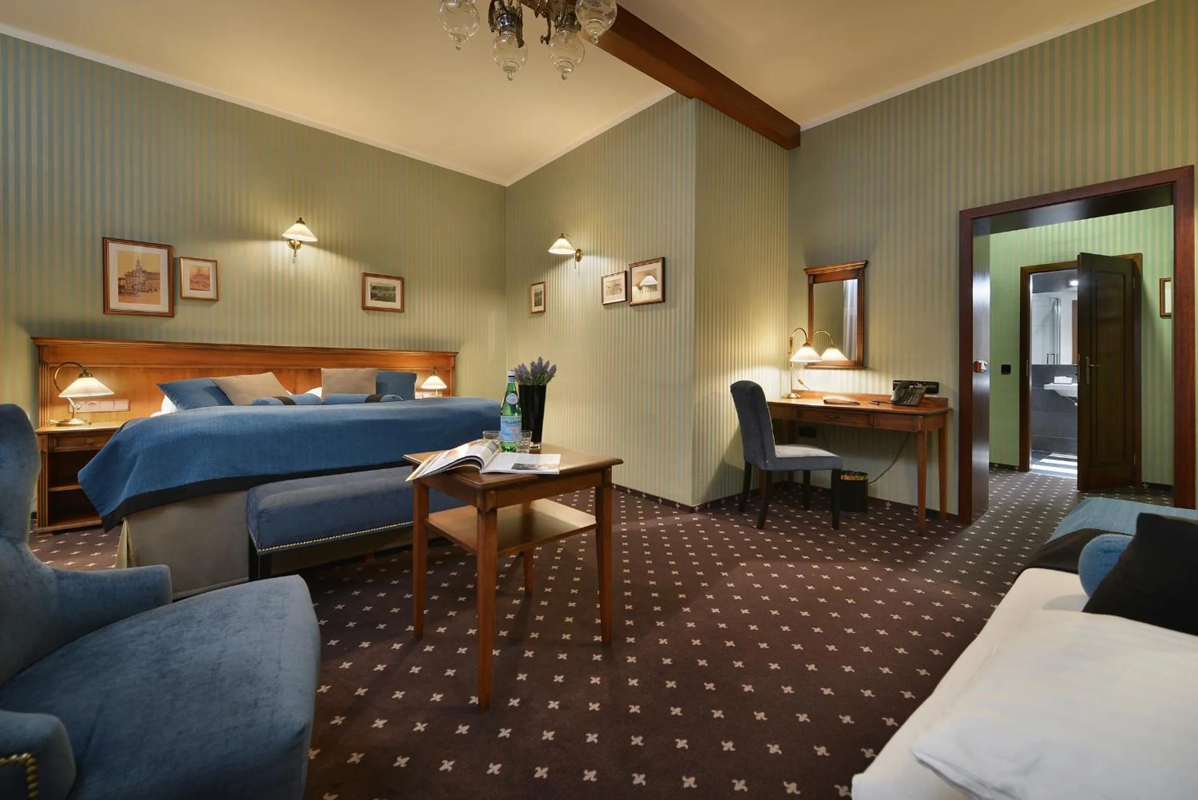 Photo of the whole room, Bed in City Hotel Morris