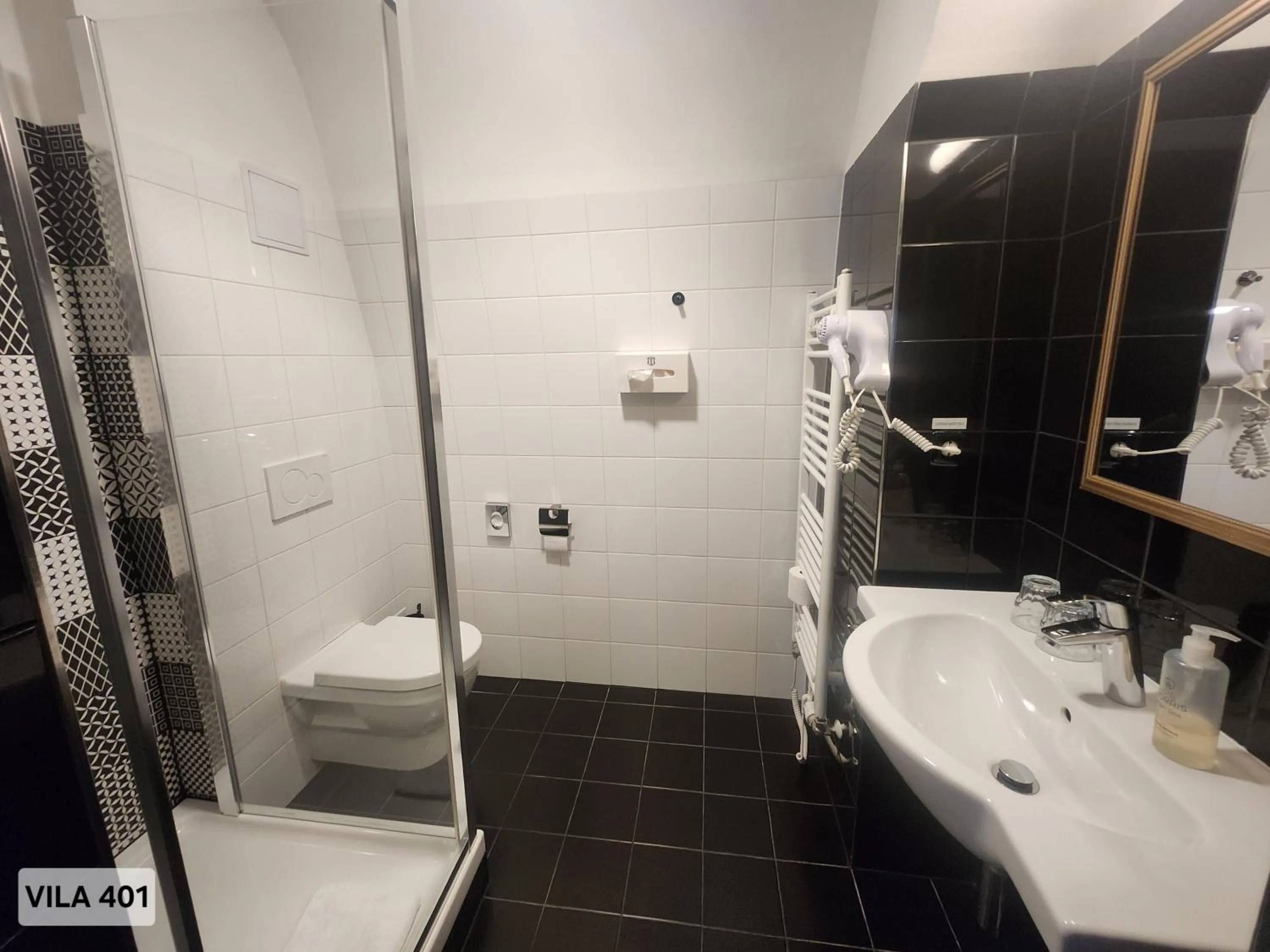 Shower in City Hotel Morris