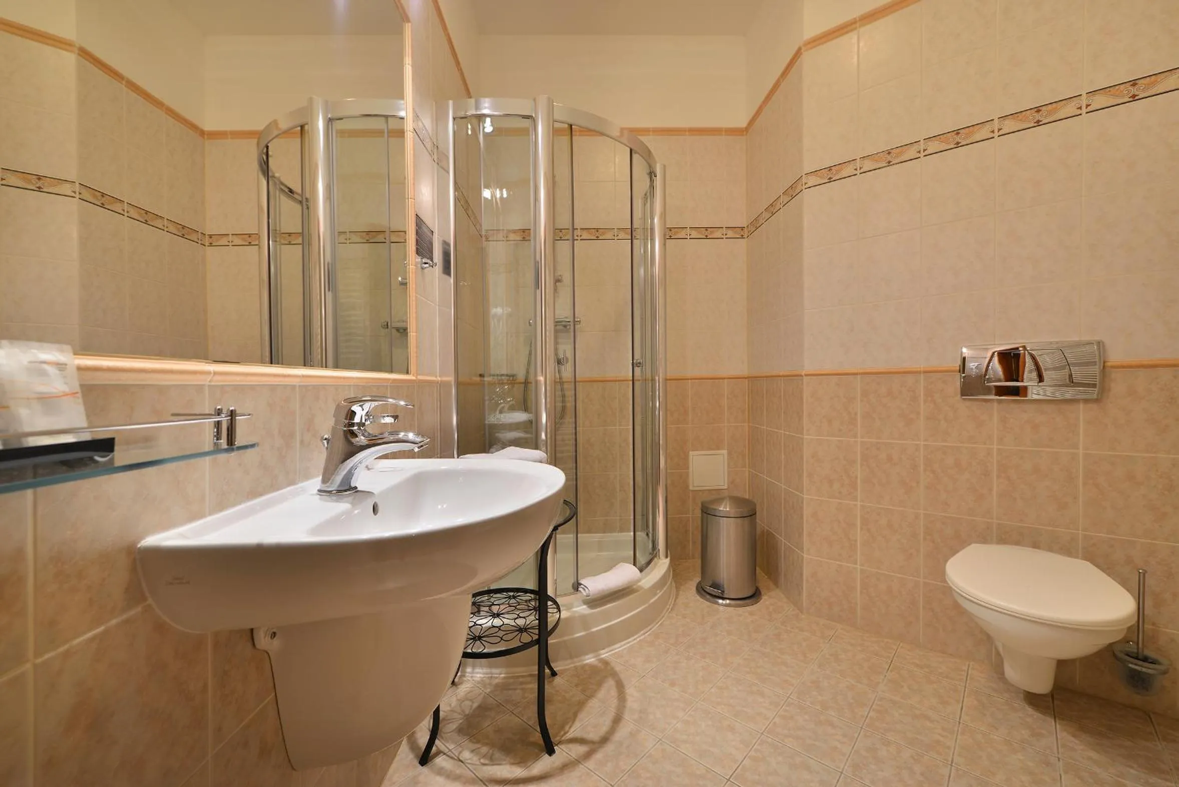 Shower in City Hotel Morris