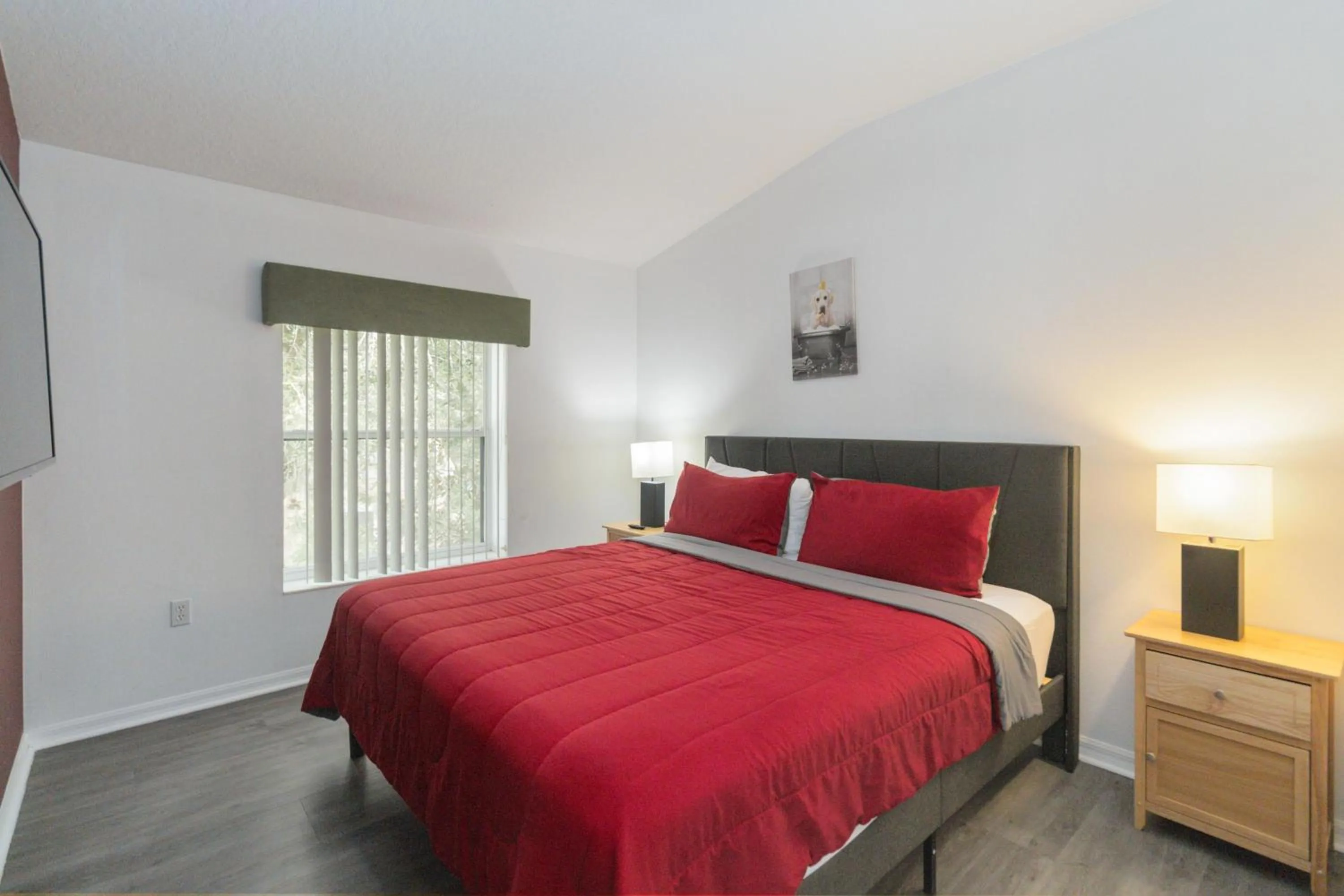 Property building, Bed in Huge Screened Patio That Overlooks Lake Buck, Near Famous Attractions!!