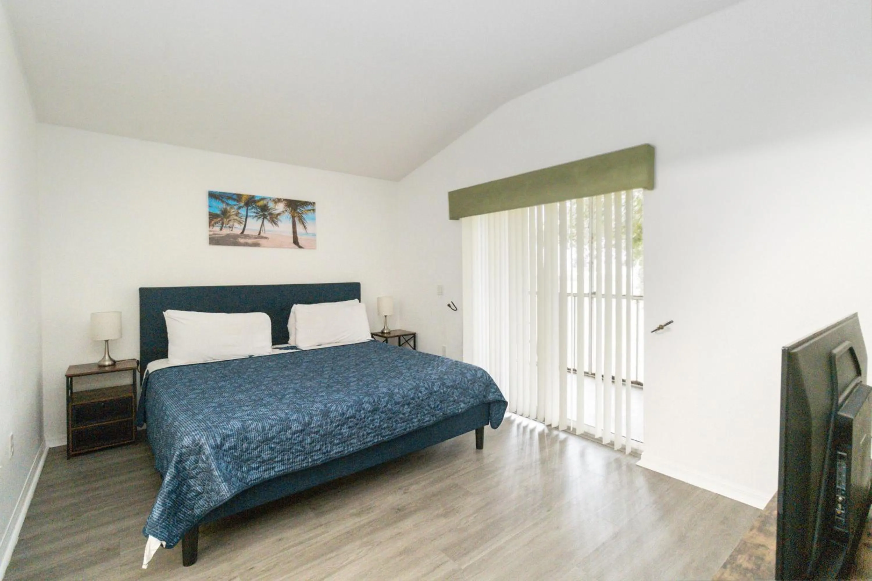 Property building, Bed in Huge Screened Patio That Overlooks Lake Buck, Near Famous Attractions!!