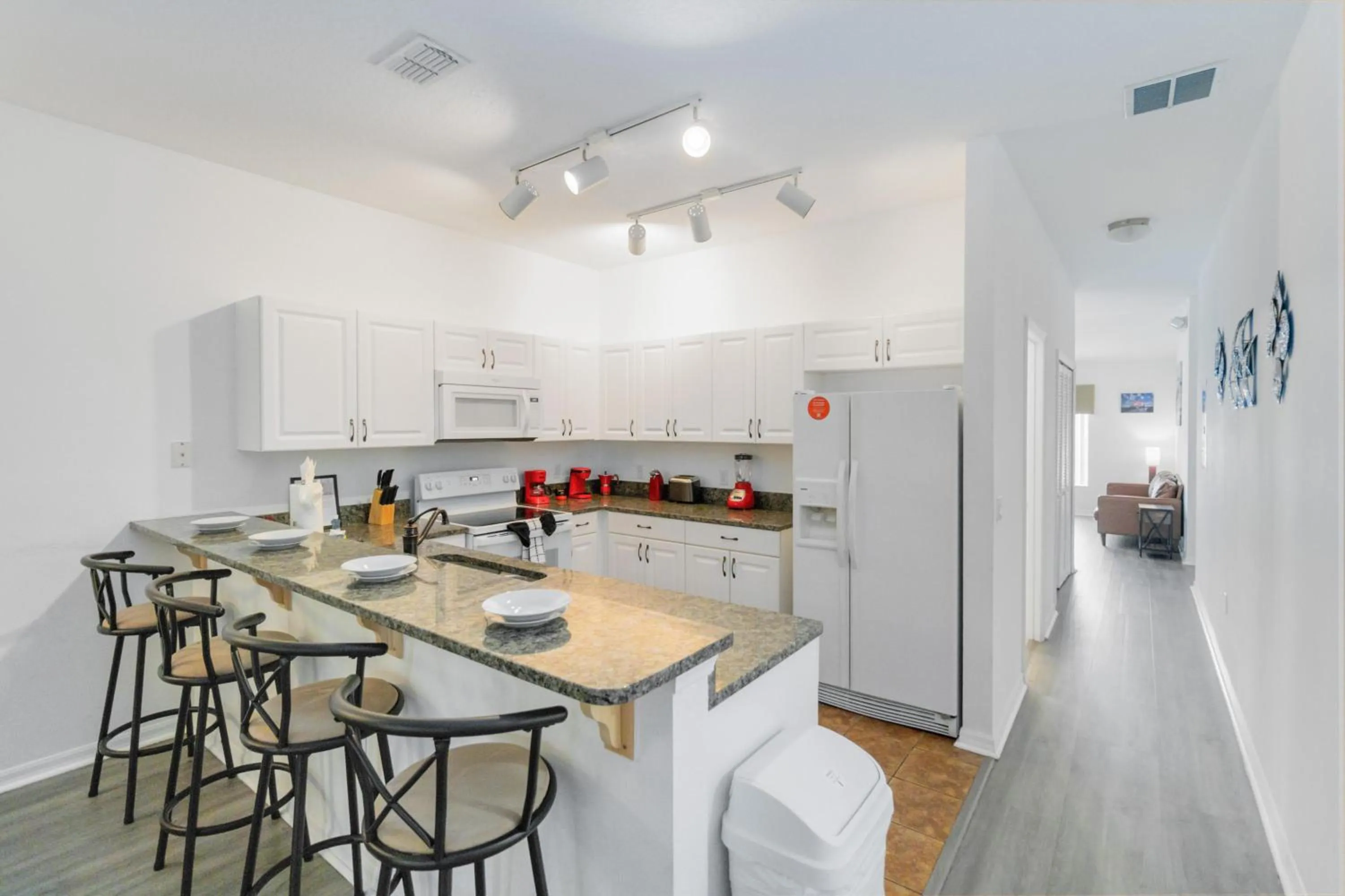 Property building in Huge Screened Patio That Overlooks Lake Buck, Near Famous Attractions!!