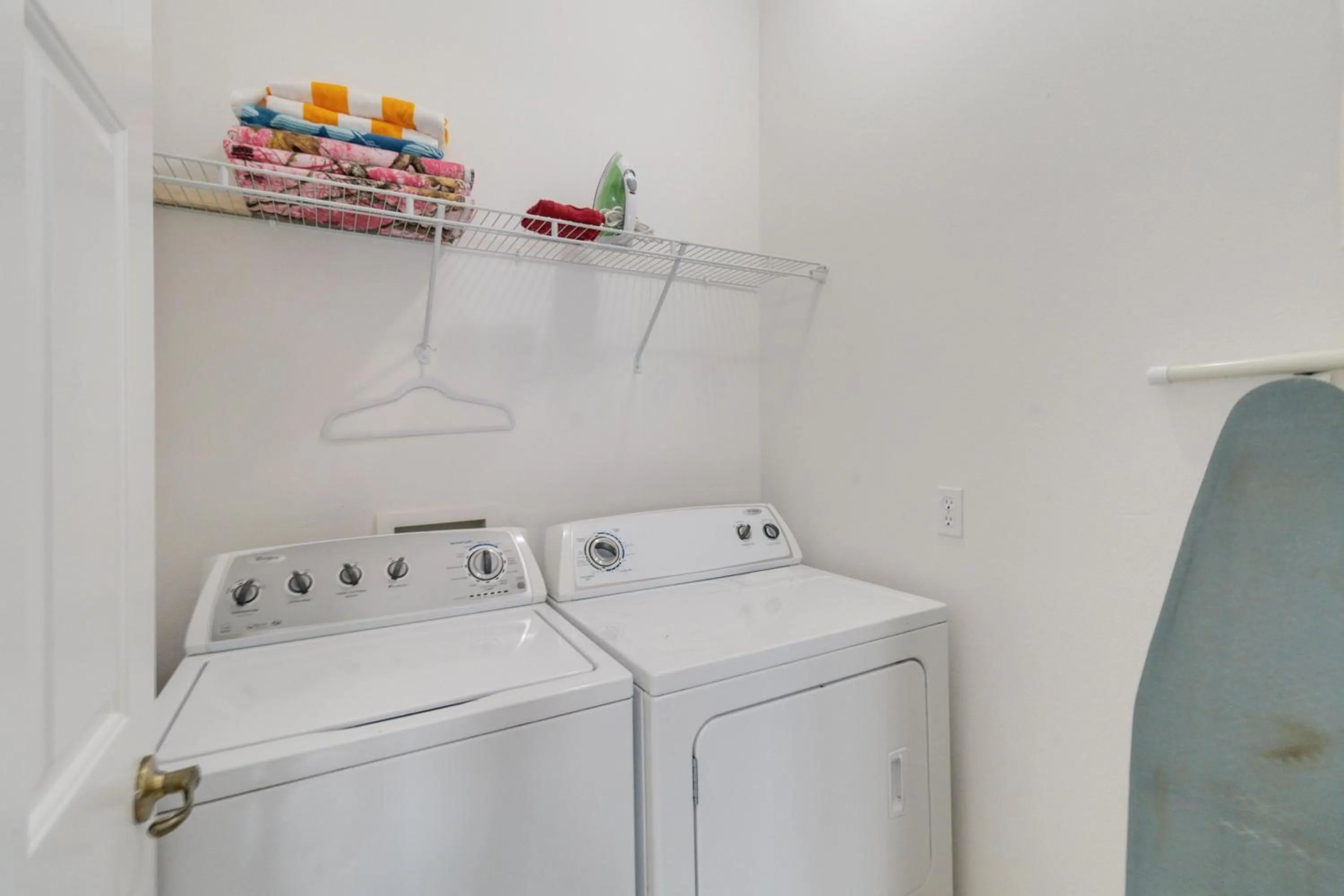 Property building in Huge Screened Patio That Overlooks Lake Buck, Near Famous Attractions!!