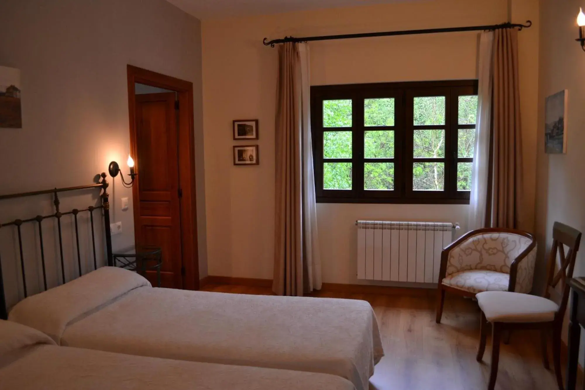 Twin Room in Alesga Hotel Rural - Valles del Oso -Asturias Twin Room in Alesga Hotel Rural - Valles del Oso -Asturias