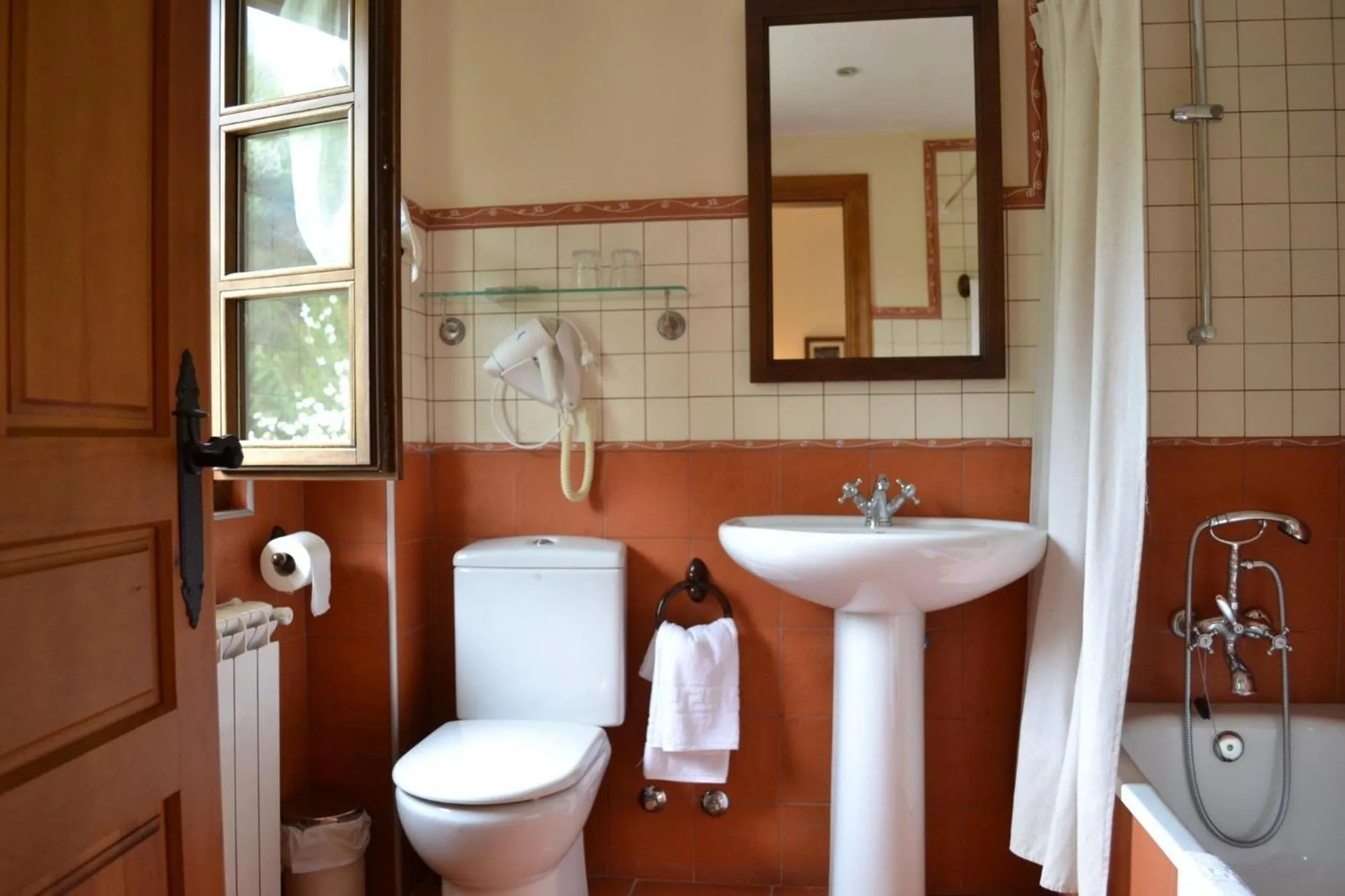 Bathroom in Alesga Hotel Rural - Valles del Oso -Asturias