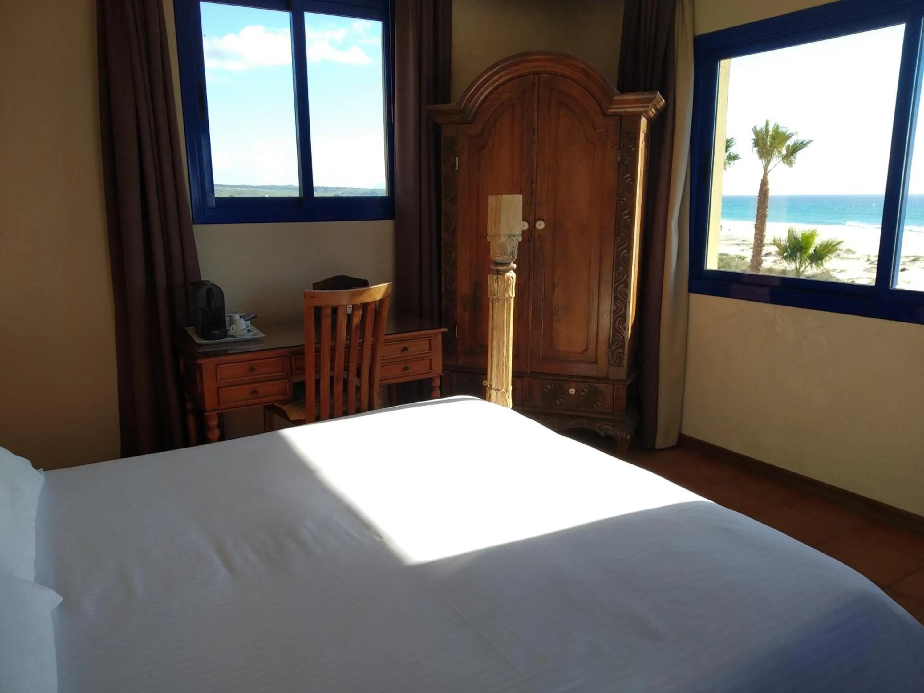 Bedroom, Bed in Beach Hotel Dos Mares