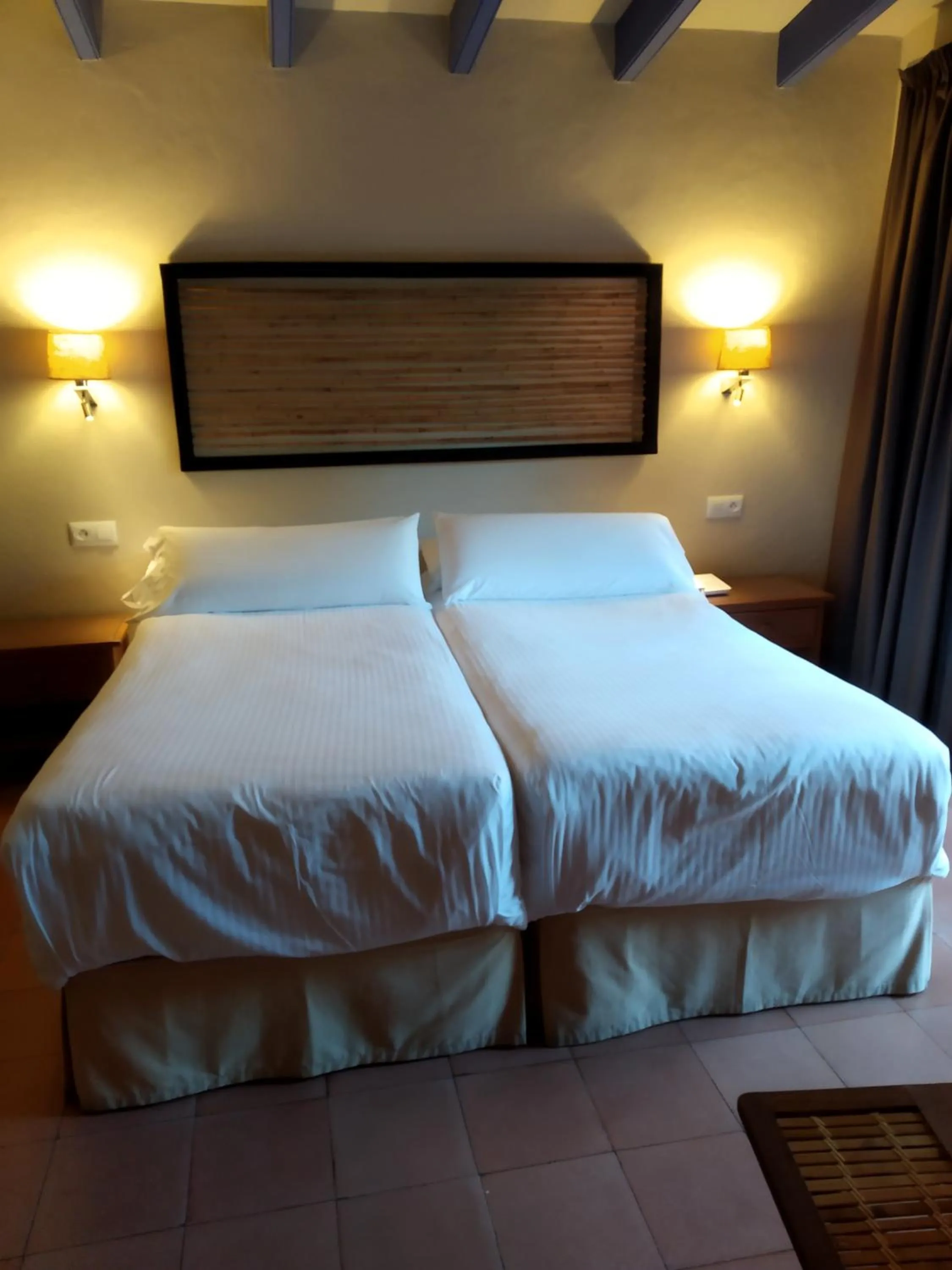 Bedroom, Bed in Beach Hotel Dos Mares