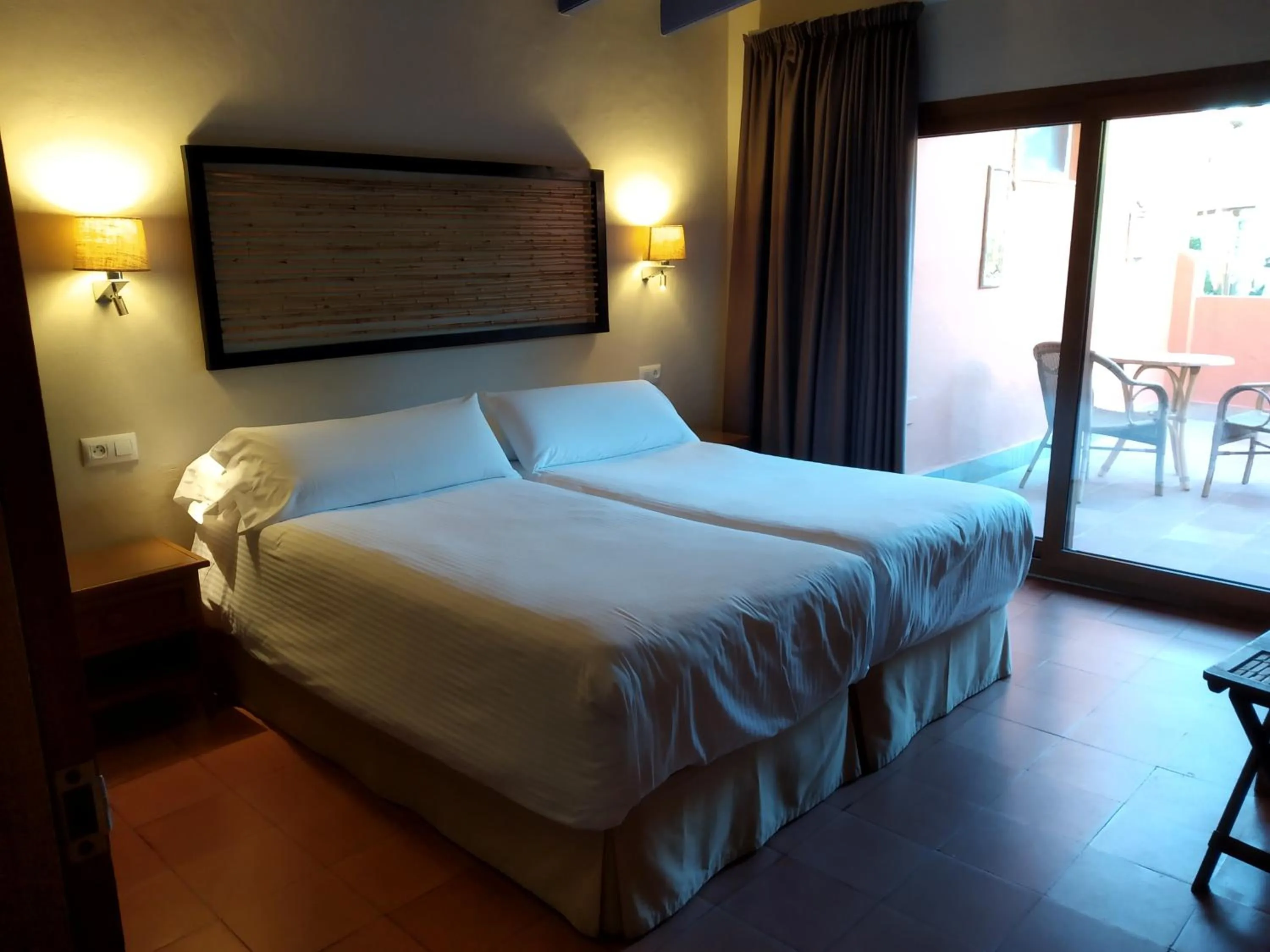 Bedroom, Bed in Beach Hotel Dos Mares