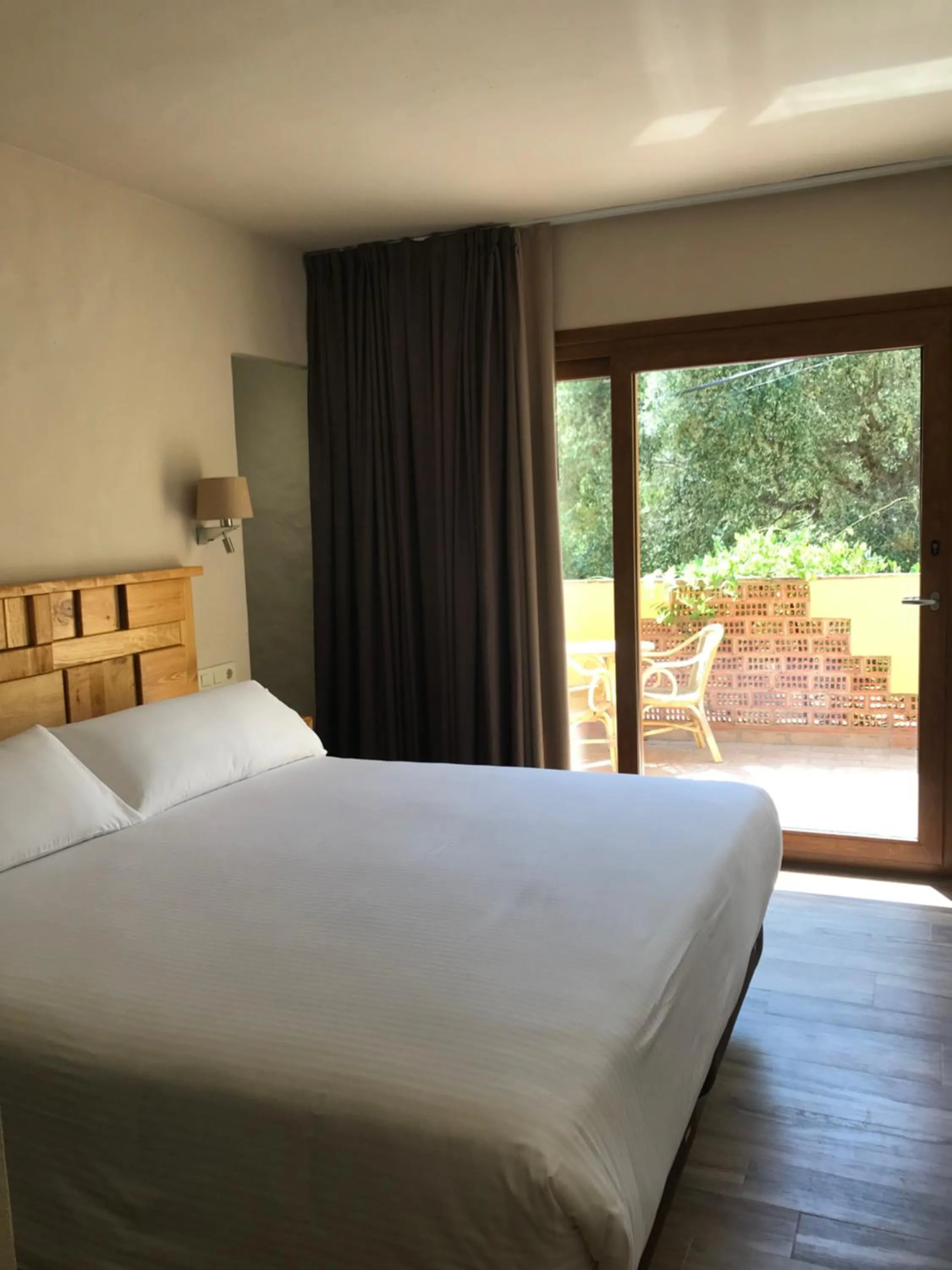 Bedroom, Bed in Beach Hotel Dos Mares