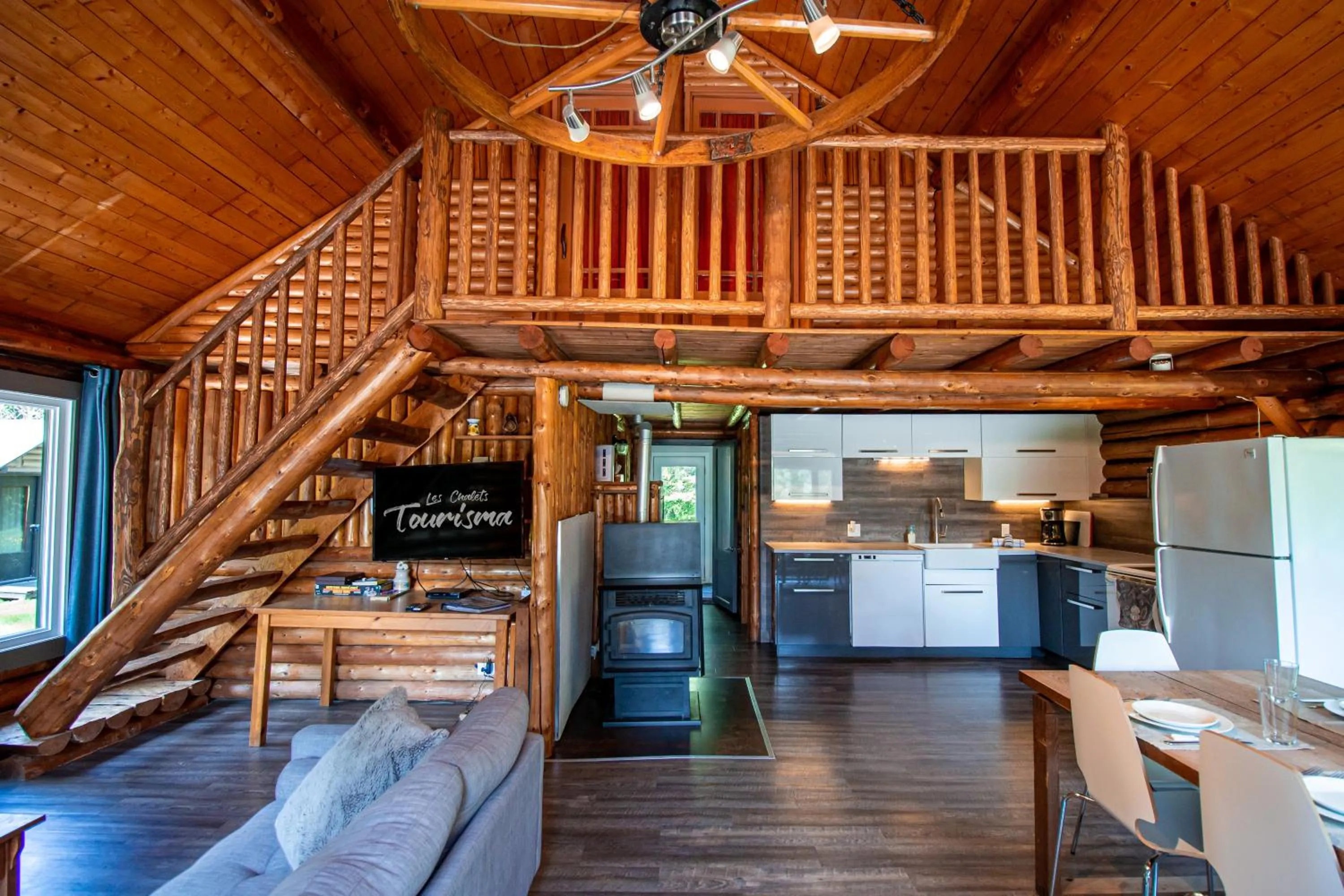 TV and multimedia in Les Chalets Tourisma - Chalet en bois rond avec spa - Chalet du 4e