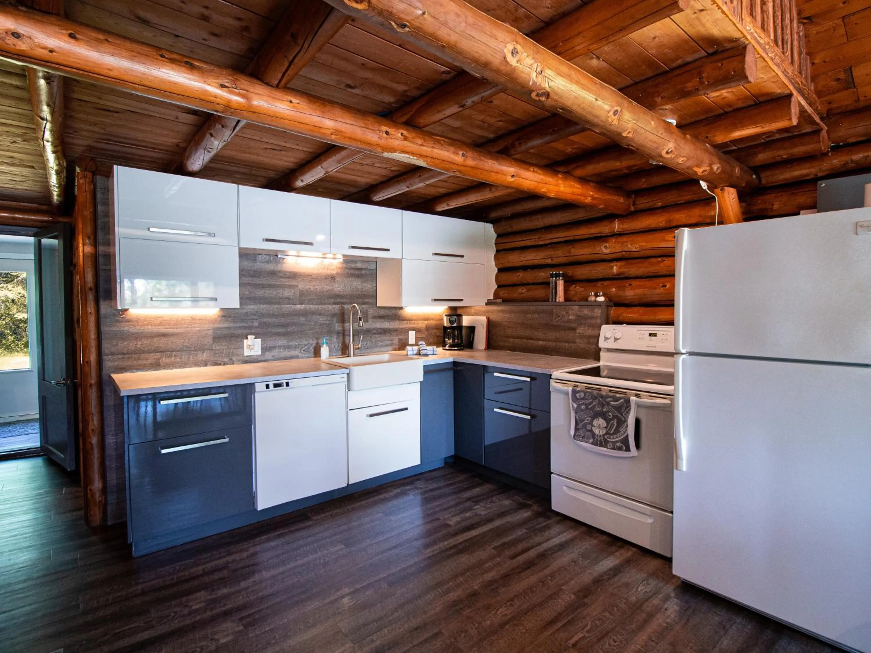 Kitchen or kitchenette in Les Chalets Tourisma - Chalet en bois rond avec spa - Chalet du 4e