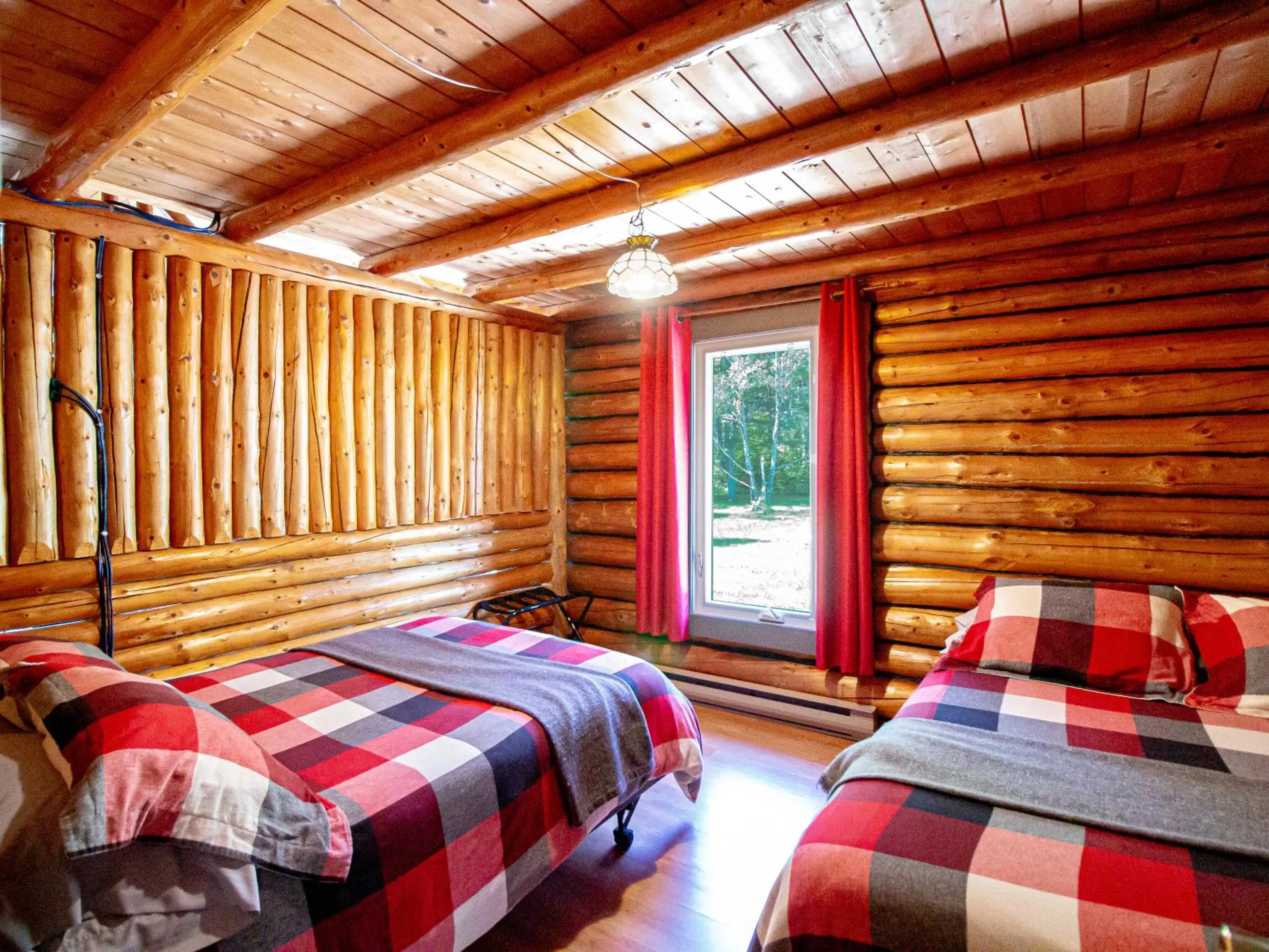 Bed in Les Chalets Tourisma - Chalet en bois rond avec spa - Chalet du 4e