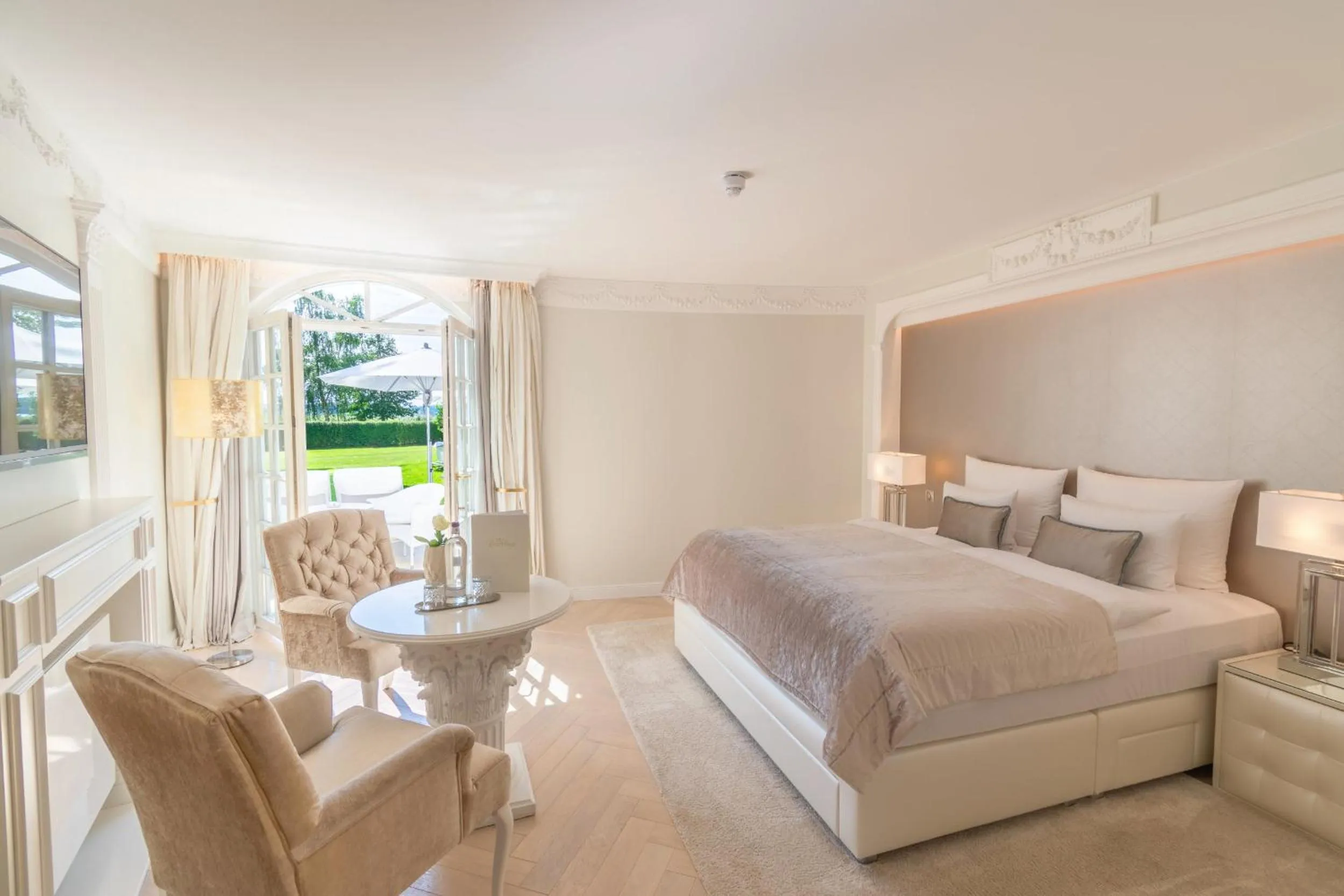 Bed in Villa Contessa - Luxury Spa Hotels