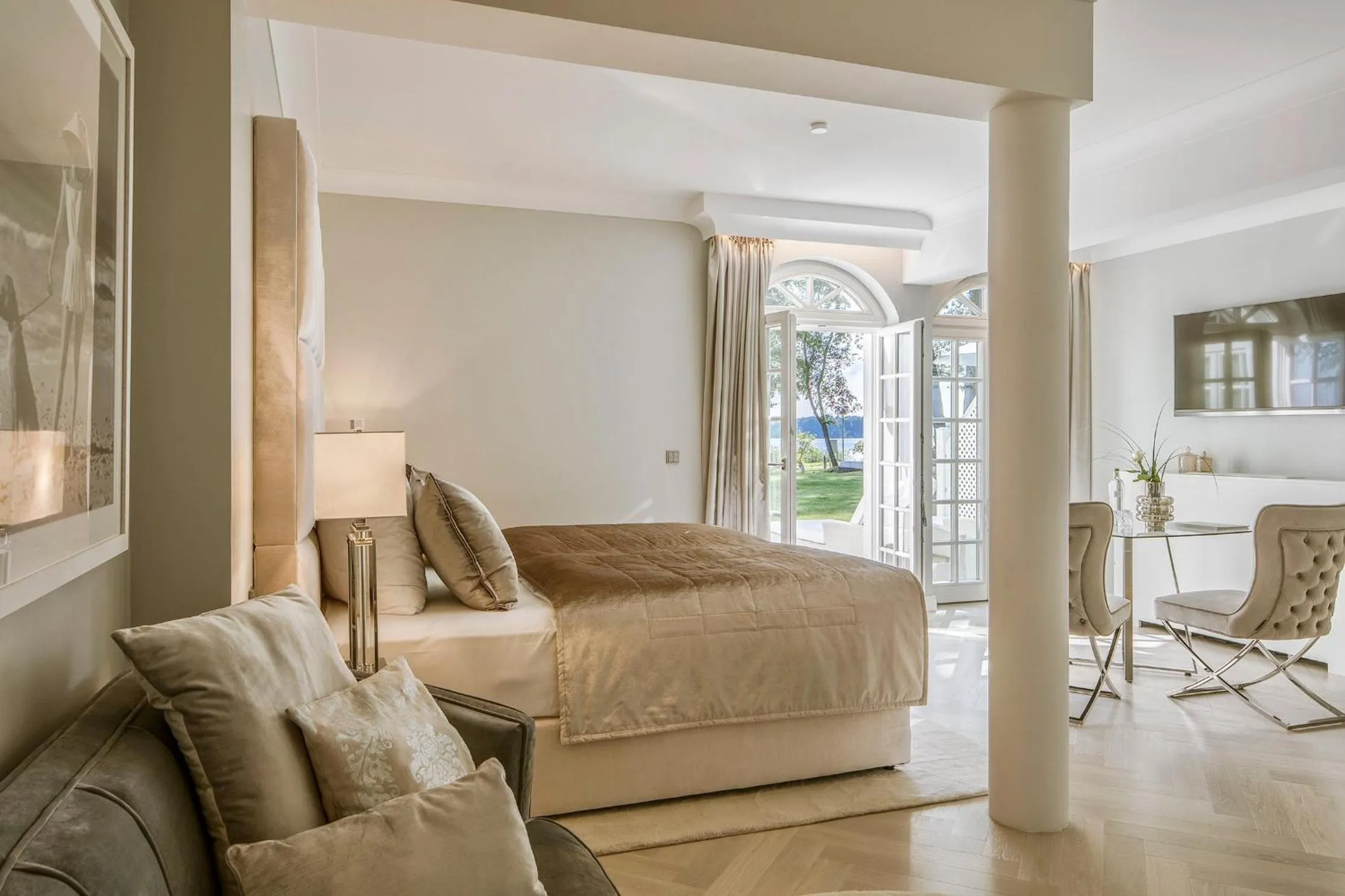 Bed in Villa Contessa - Luxury Spa Hotels