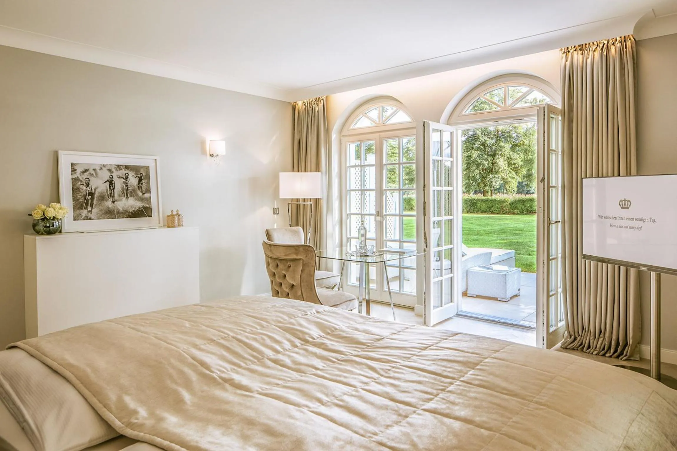 Bed in Villa Contessa - Luxury Spa Hotels